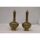 A PAIR OF LIDDED BRASS VASES, HEIGHT 22CM