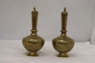 A PAIR OF LIDDED BRASS VASES, HEIGHT 22CM