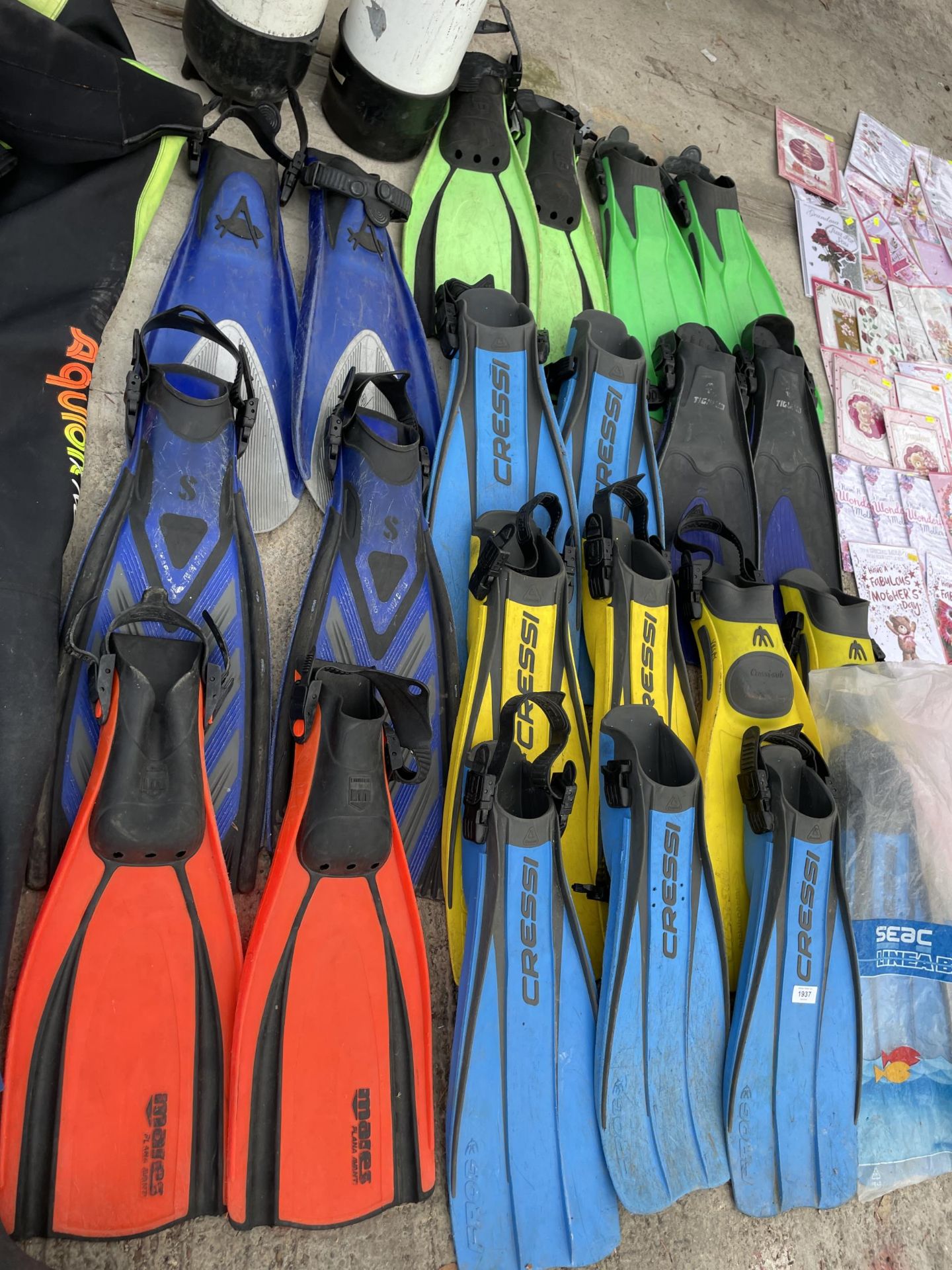 AN EXTREMELY LARGE QUANTITY OF SCUBA DIVING EQUIPMENT TO INCLUDE FLIPPERS AND WET SUITS ETC - Image 2 of 3