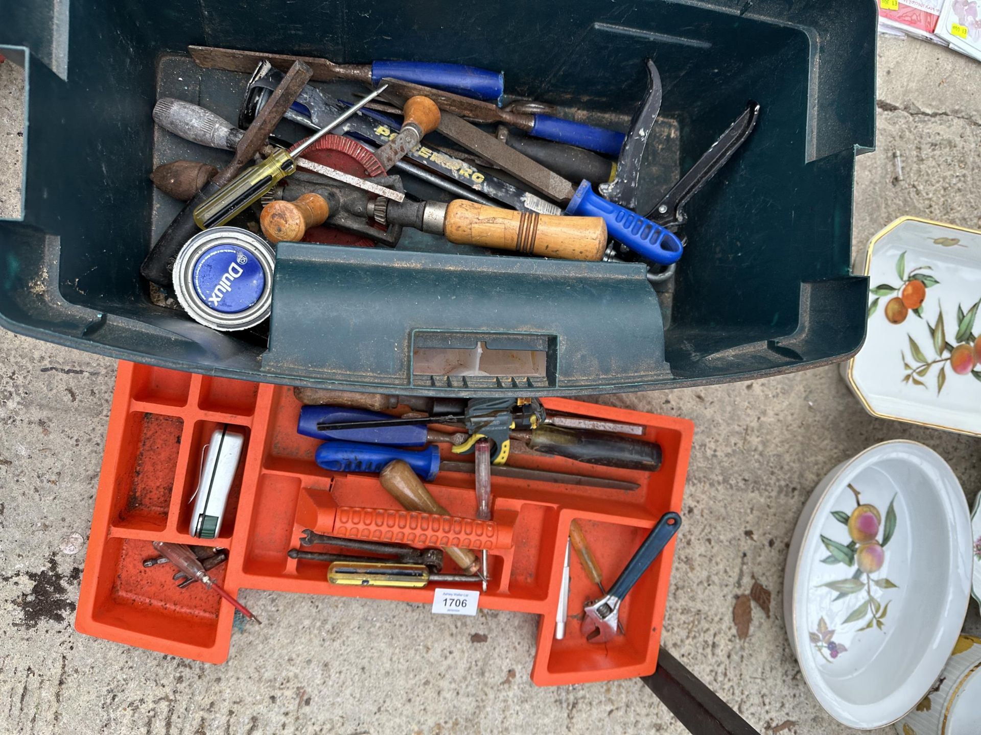 A PLASTIC TOOL BOX WITH AN ASSORTMENT OF TOOLS TO INCLUDE FILES, CHISELS AND SPANNERS ETC - Image 2 of 4