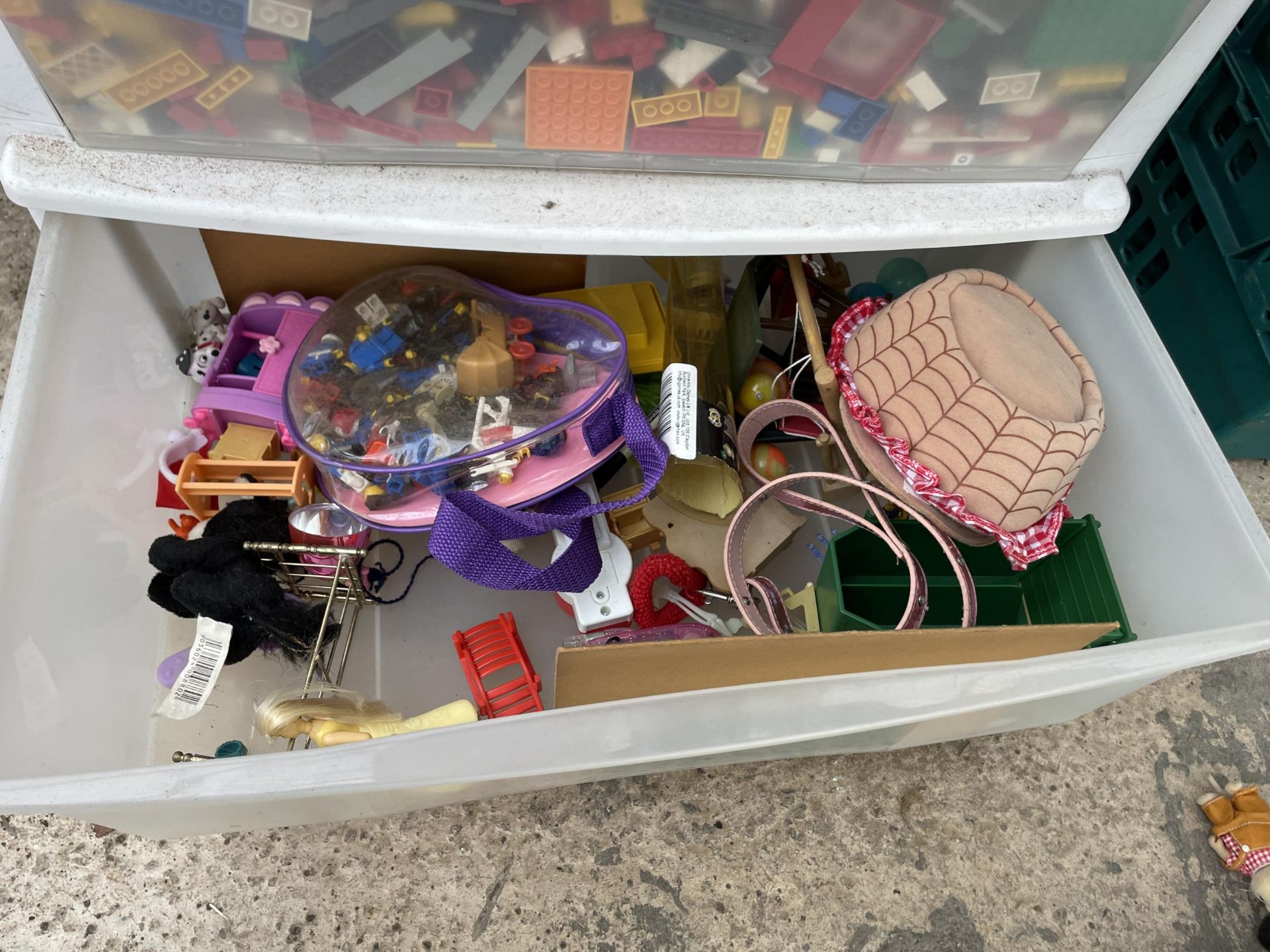A PLASTIC STORAGE DRAWER UNIT WITH AN ASSORTMENT OF LEGO, XBOX GAMES AND OTHER TOYS ETC - Image 6 of 7