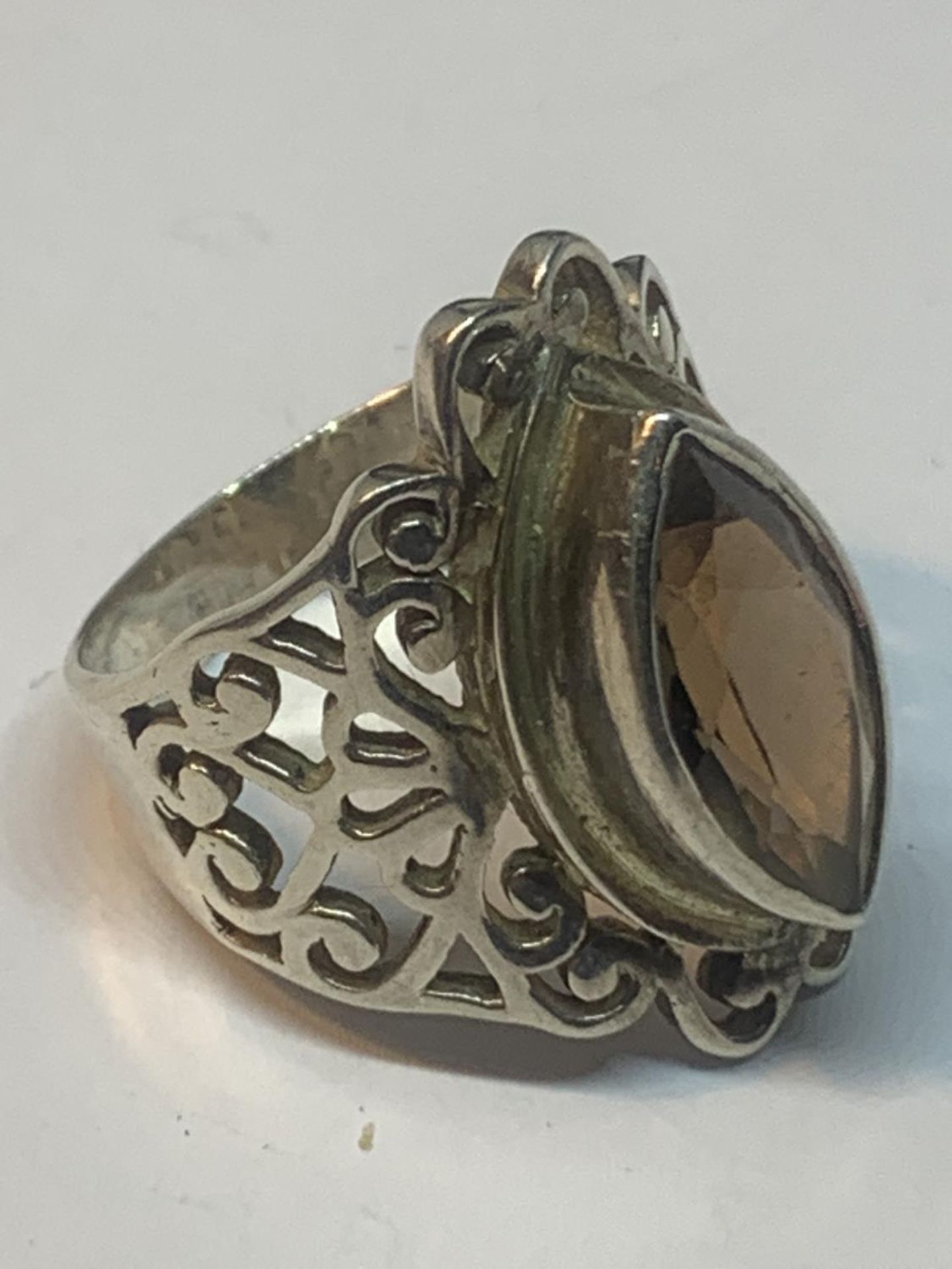 A SILVER DRESS RING WITH A SMOKEY STONE IN A PRESENTATION BOX - Image 2 of 4
