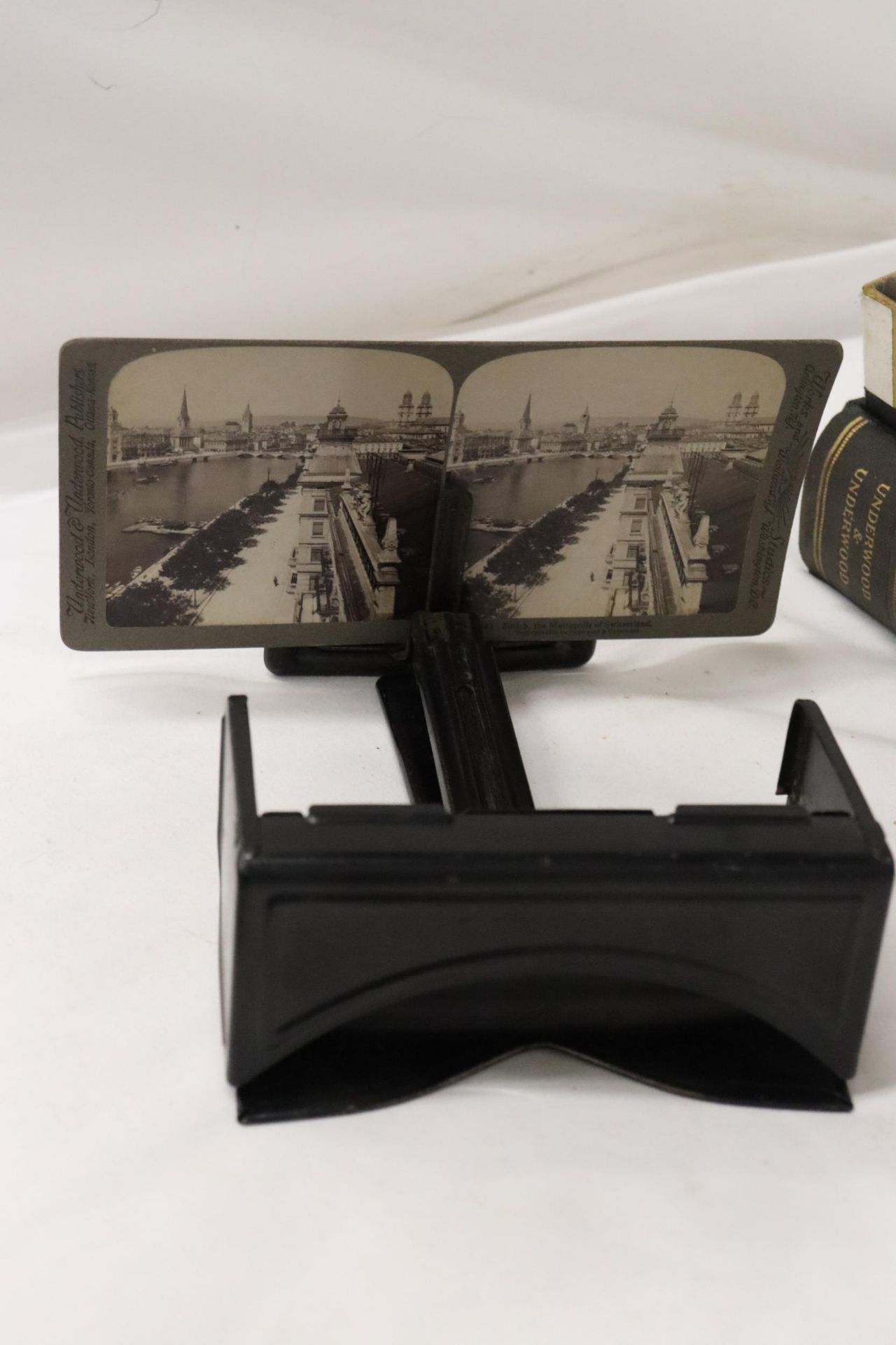 A VINTAGE 3D VIEWER BY THE CORTE-SCOPE CO., CLEVELAND OHIO TOGETHER WITH VIEWING CARDS - Image 9 of 9