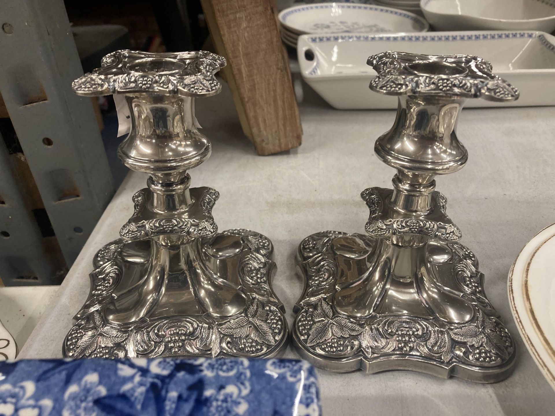 A QUANTITY OF CERAMICS TO INCLUDE WEDGWOOD AND A PAIR OF SILVER PLATED CANDLESTICKS - Bild 4 aus 7