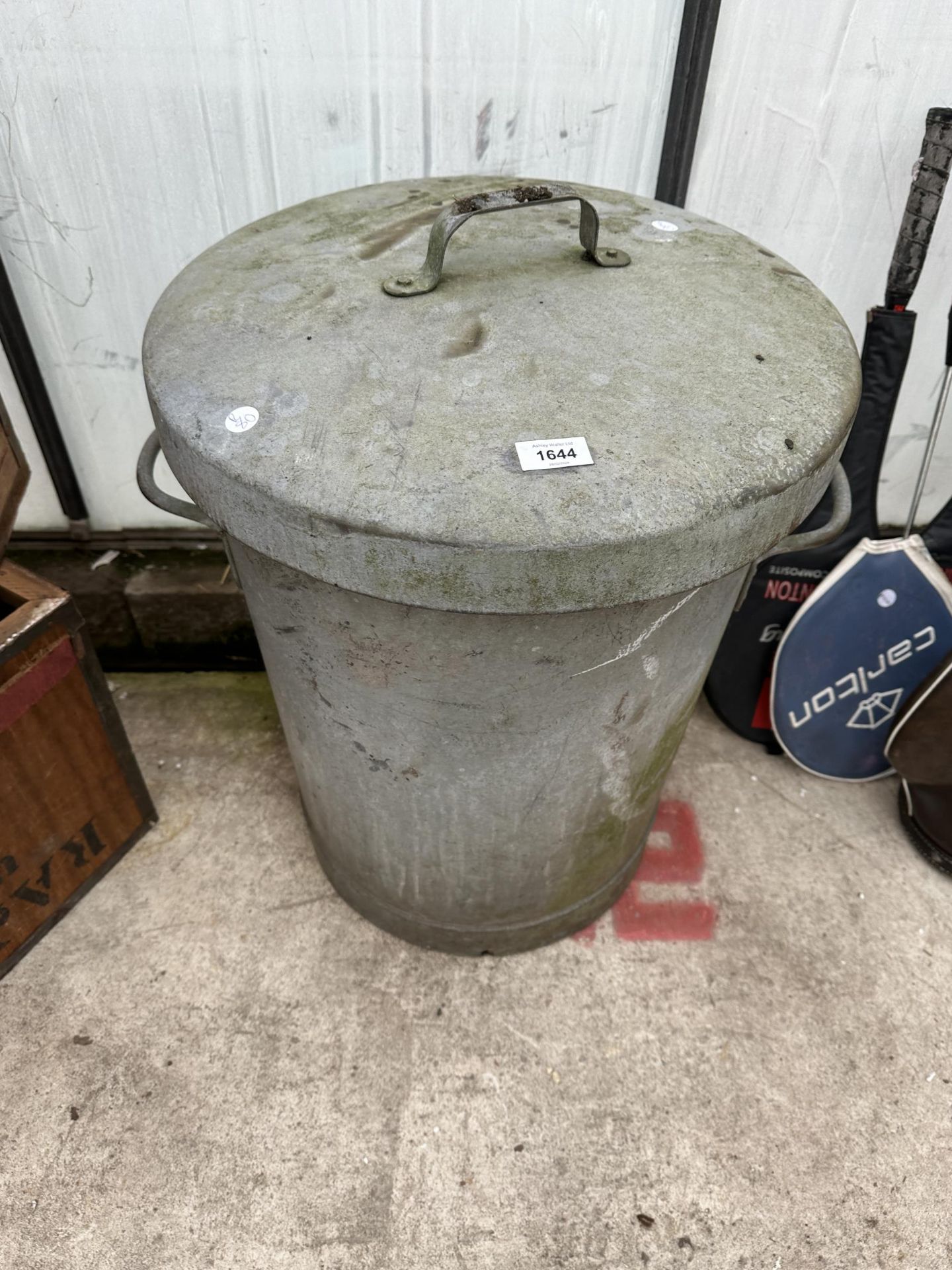 A GALVANISED DUSTBIN WITH LID