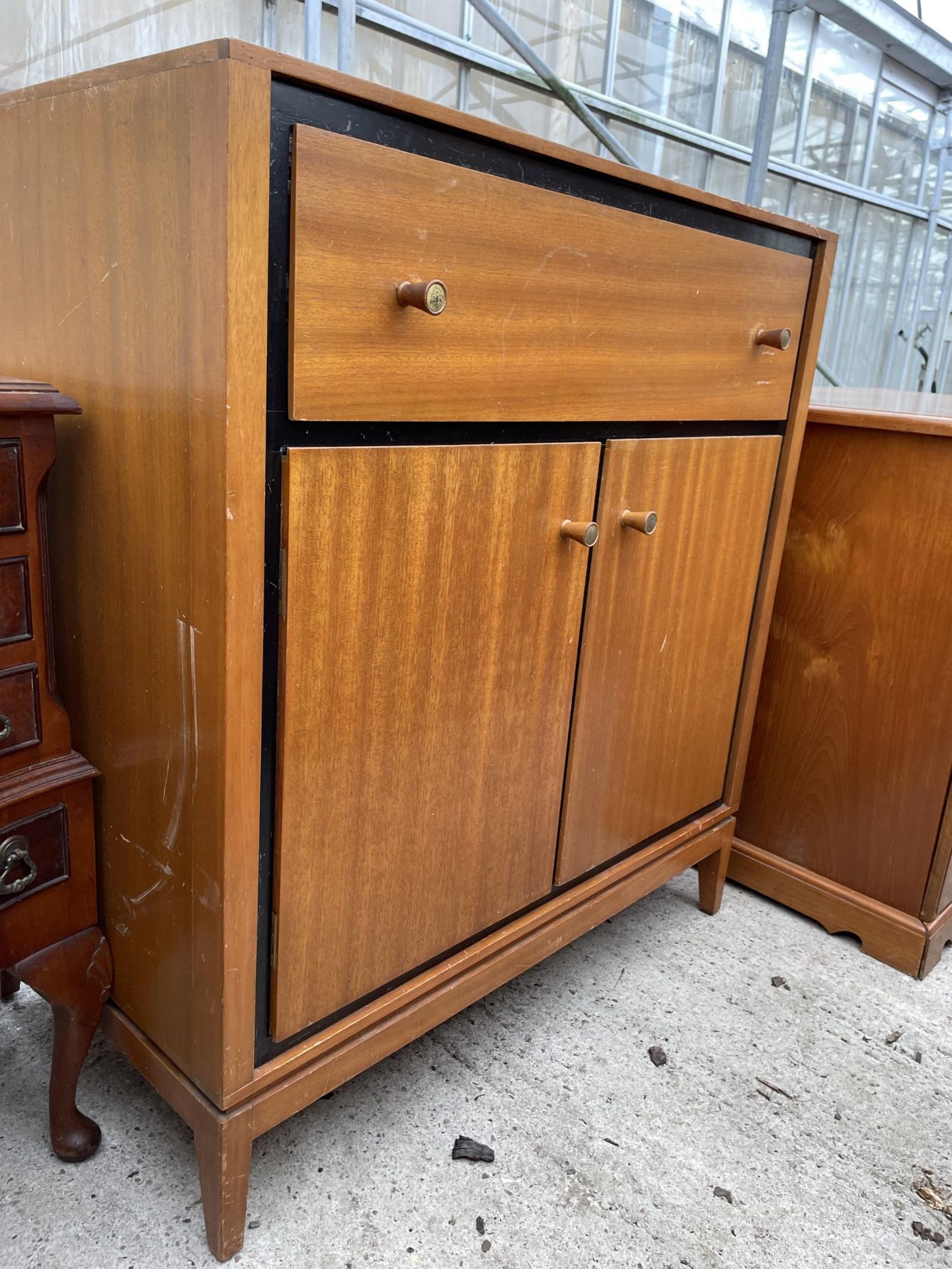 A RETRO TEAK TALLBOY ENCLOSING TWO CUPBOARDS, AND ONE DRAWER 35" WIDE - Image 2 of 4