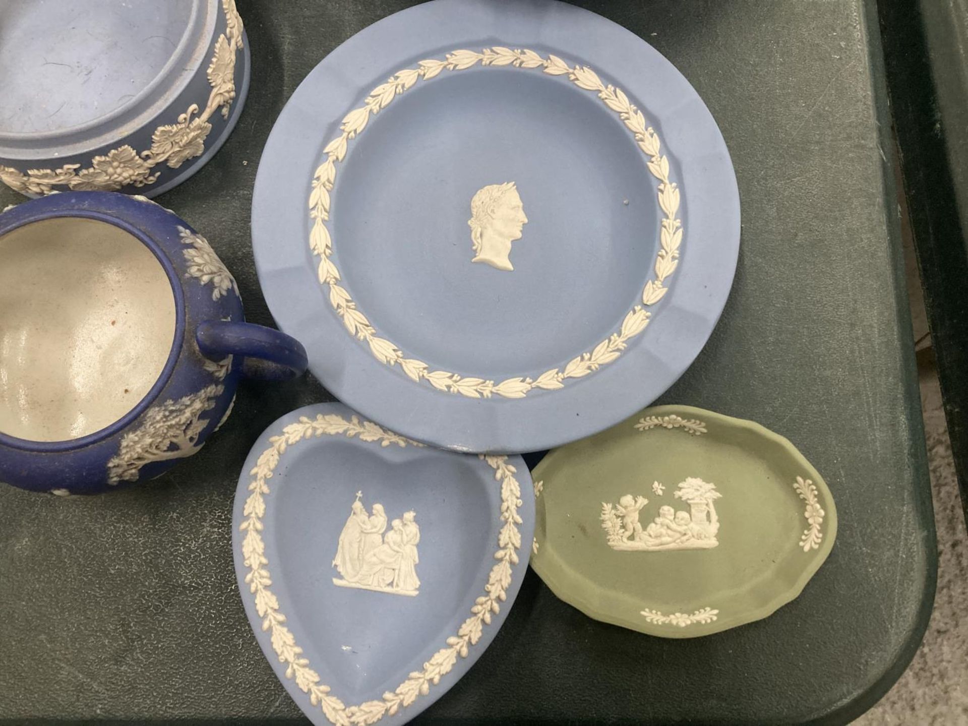 A COLLECTION OF WEDGWOOD JASPERWARE AND QUEEN'S WARE TO INCLUDE A SERVING TUREEN, A SERVING PLATE, - Image 5 of 6