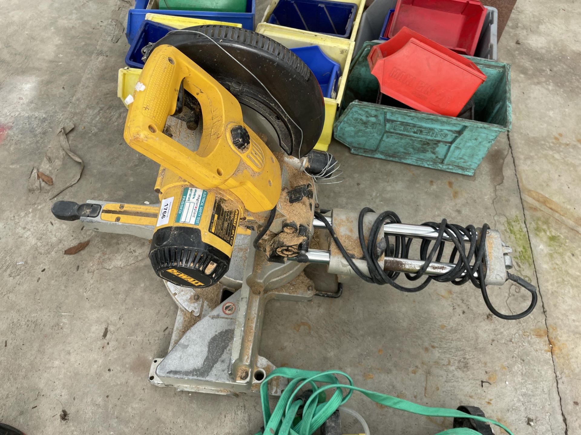 A DEWALT ELECTRIC COMPOUND MITRE SAW BELIEVED IN WORKING ORDER BUT NO WARRANTY