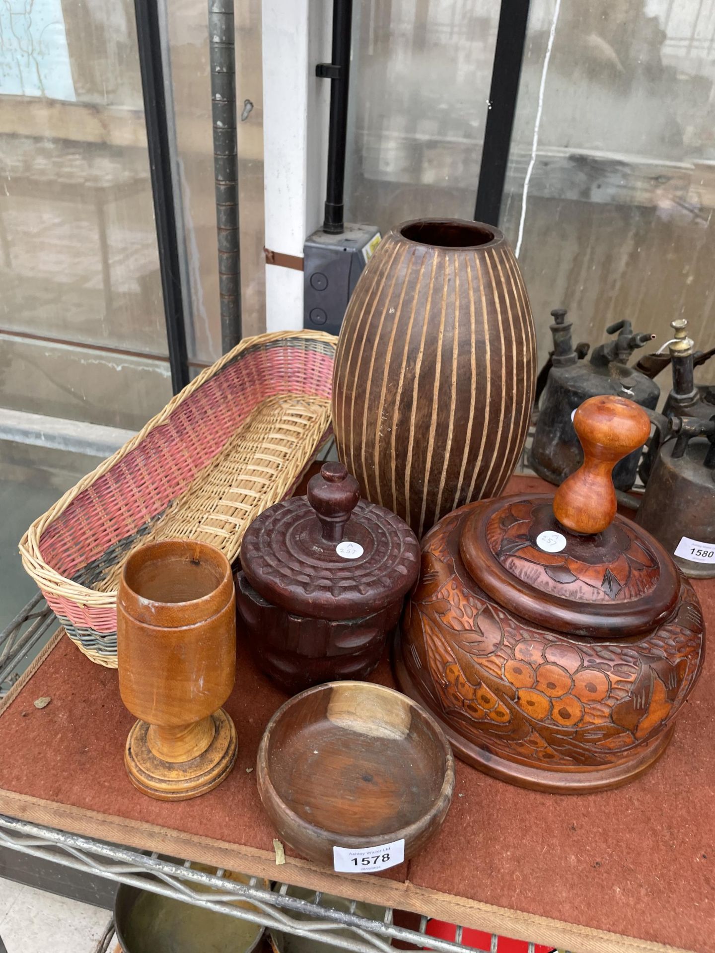 AN ASSORTMENT OF TREEN ITEMS TO INCLUDE A LIDDED BOWL, AND VASES ETC