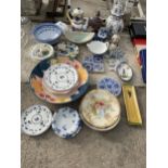 A LARGE ASSORTMENT OF CERAMICS TO INCLUDE BOWLS, PLATES AND A COFFEE POT ETC