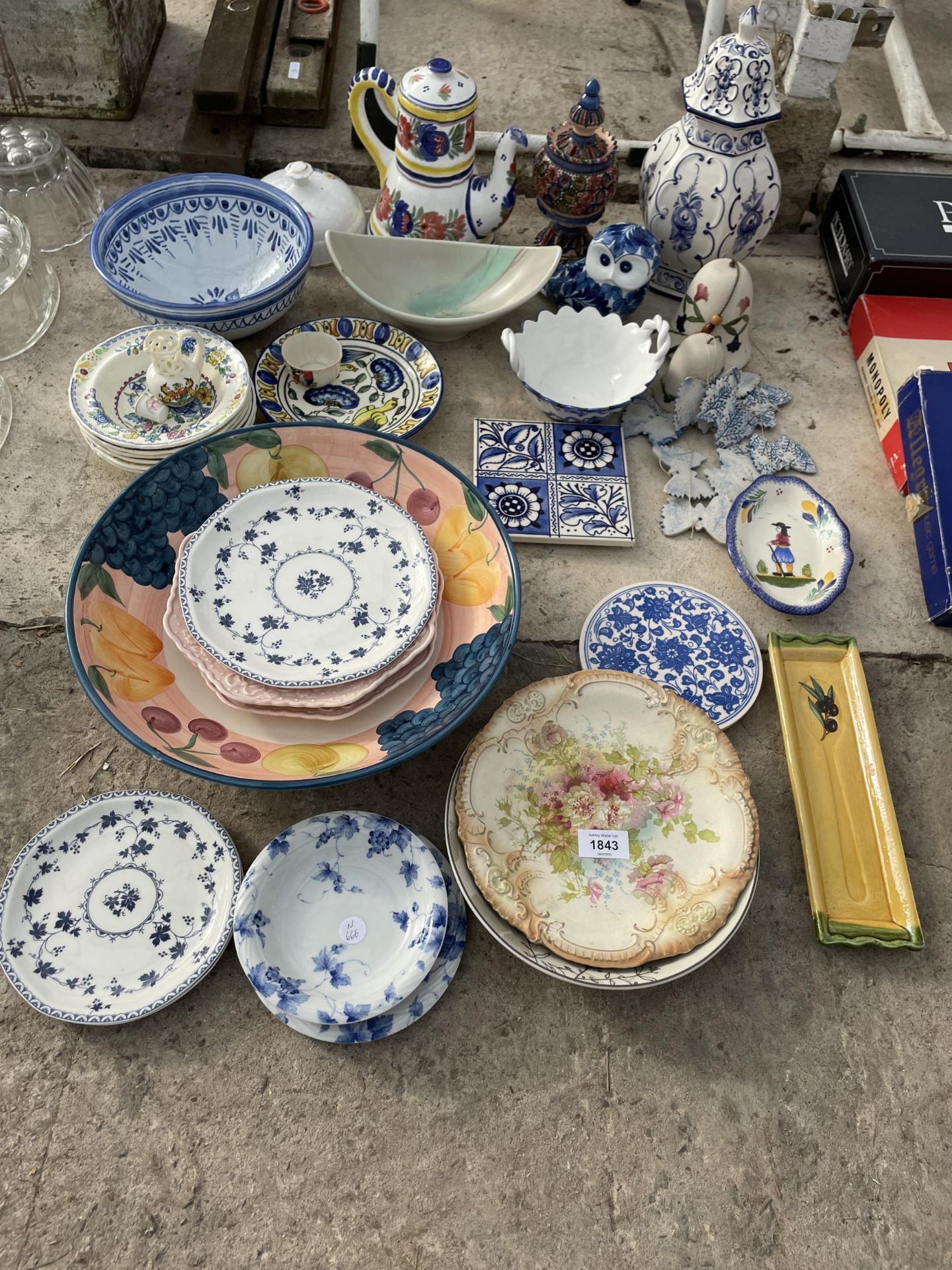 A LARGE ASSORTMENT OF CERAMICS TO INCLUDE BOWLS, PLATES AND A COFFEE POT ETC