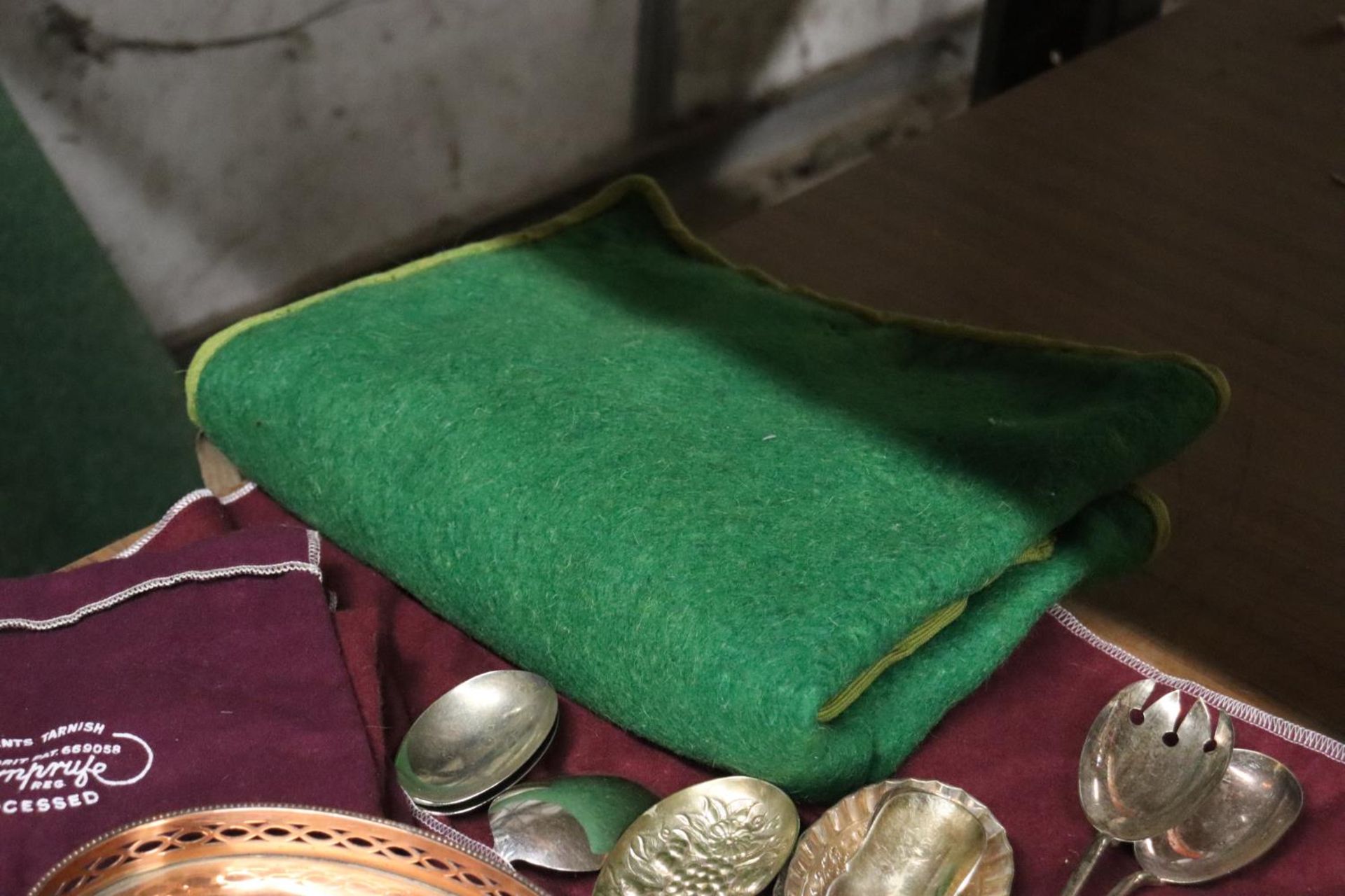 A LARGE QUANTITY OF VINTAGE FLATWARE TO INCLUDE A LADEL, BERRY SPOONS, CAKE SLICES, SERVING - Image 5 of 6