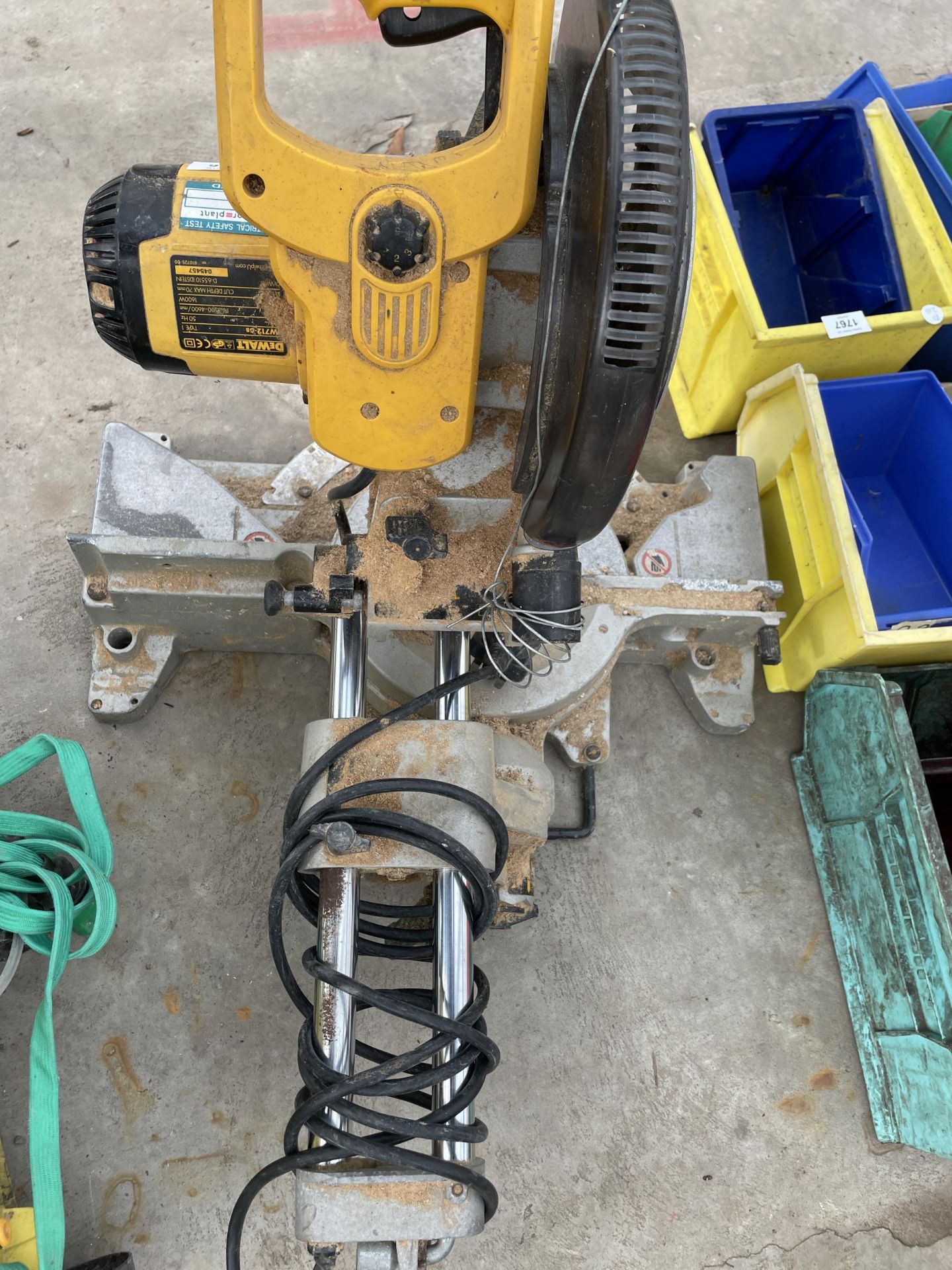 A DEWALT ELECTRIC COMPOUND MITRE SAW BELIEVED IN WORKING ORDER BUT NO WARRANTY - Bild 3 aus 3