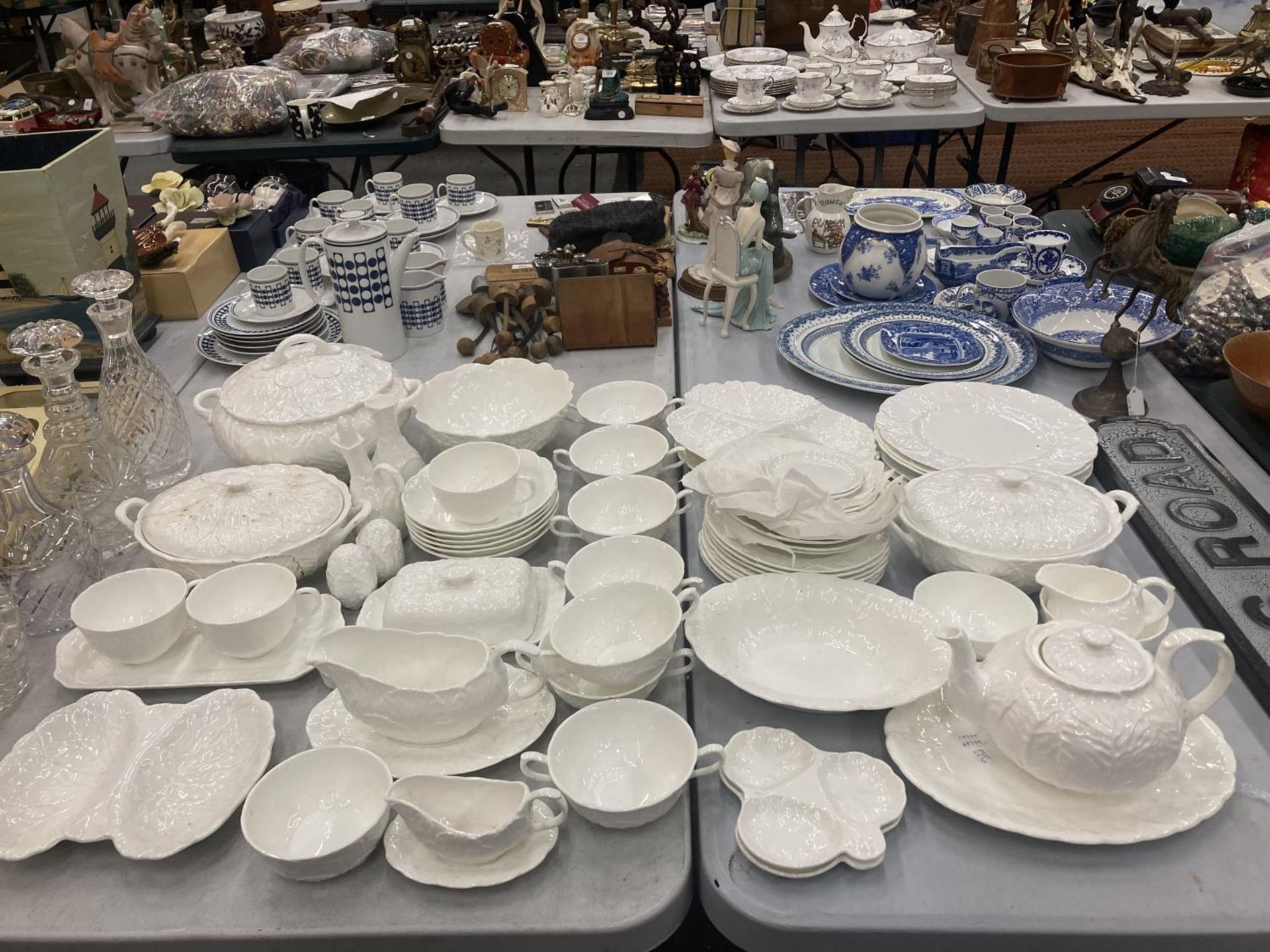 A LARGE QUANTITY OF WEDGWOOD 'COUNTRYWARE' LEAF PATTERN DINNERWARE TO INCLUDE VARIOUS SIZES OF