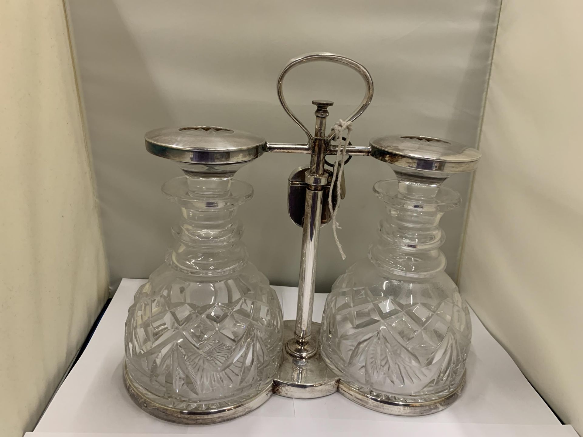 A WHITE METAL TANTALUS WITH TWO CUT GLASS DECANTERS WITH PADLOCK AND KEY - Image 4 of 4