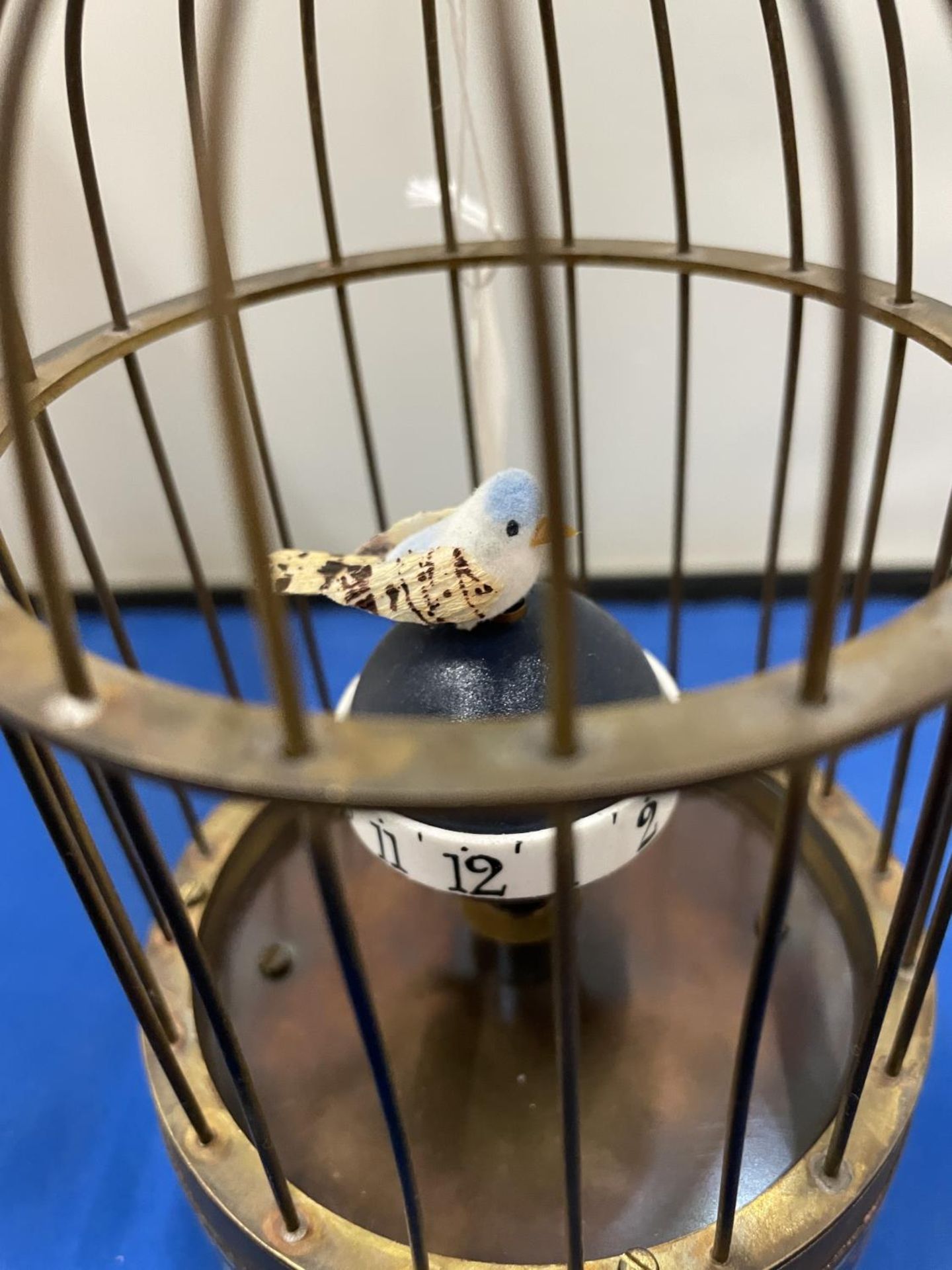 A MECHANICAL BRASS BIRD CAGE CLOCK - Image 2 of 3