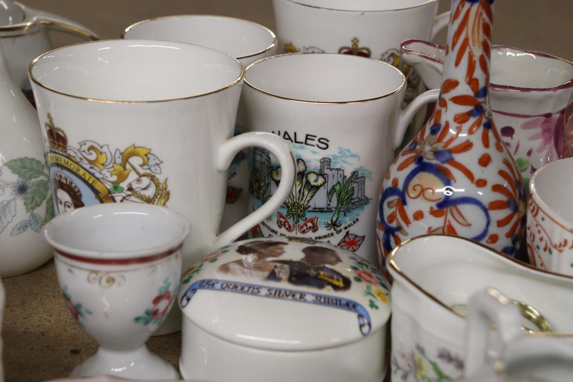 A QUANTITY OF CERAMICS TO INCLUDE COMMEMORATIVE MUGS, A GAUDY WELSH TEACUP, WEDGWOOD, ROYAL DOULTON, - Image 5 of 6