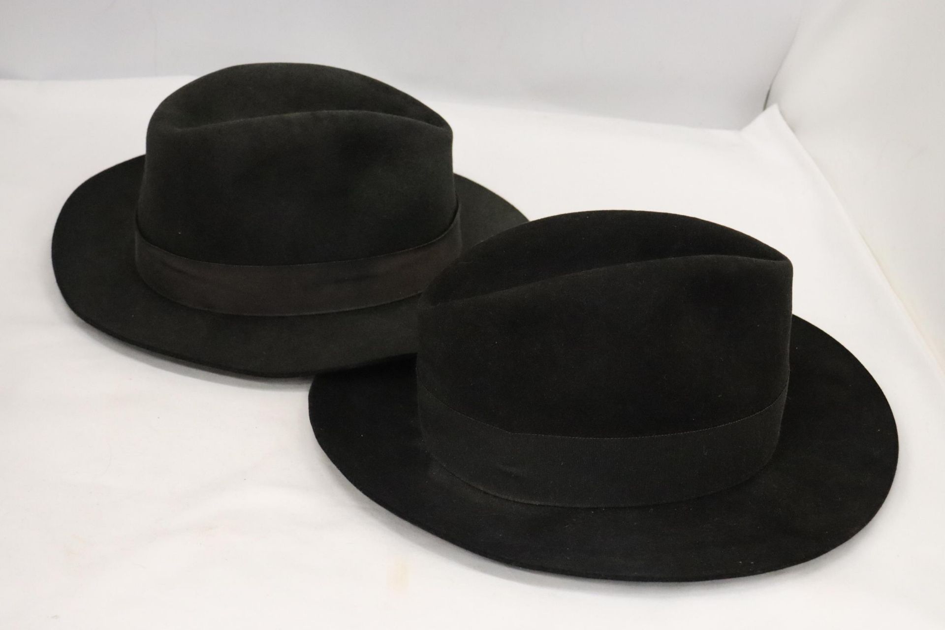 TWO FEDORA HATS - STRATFORD 57/7 WITH A GENUINE LEATHER BAND AND CHRISTYS OF LONDON SIZE 7 - Bild 4 aus 8