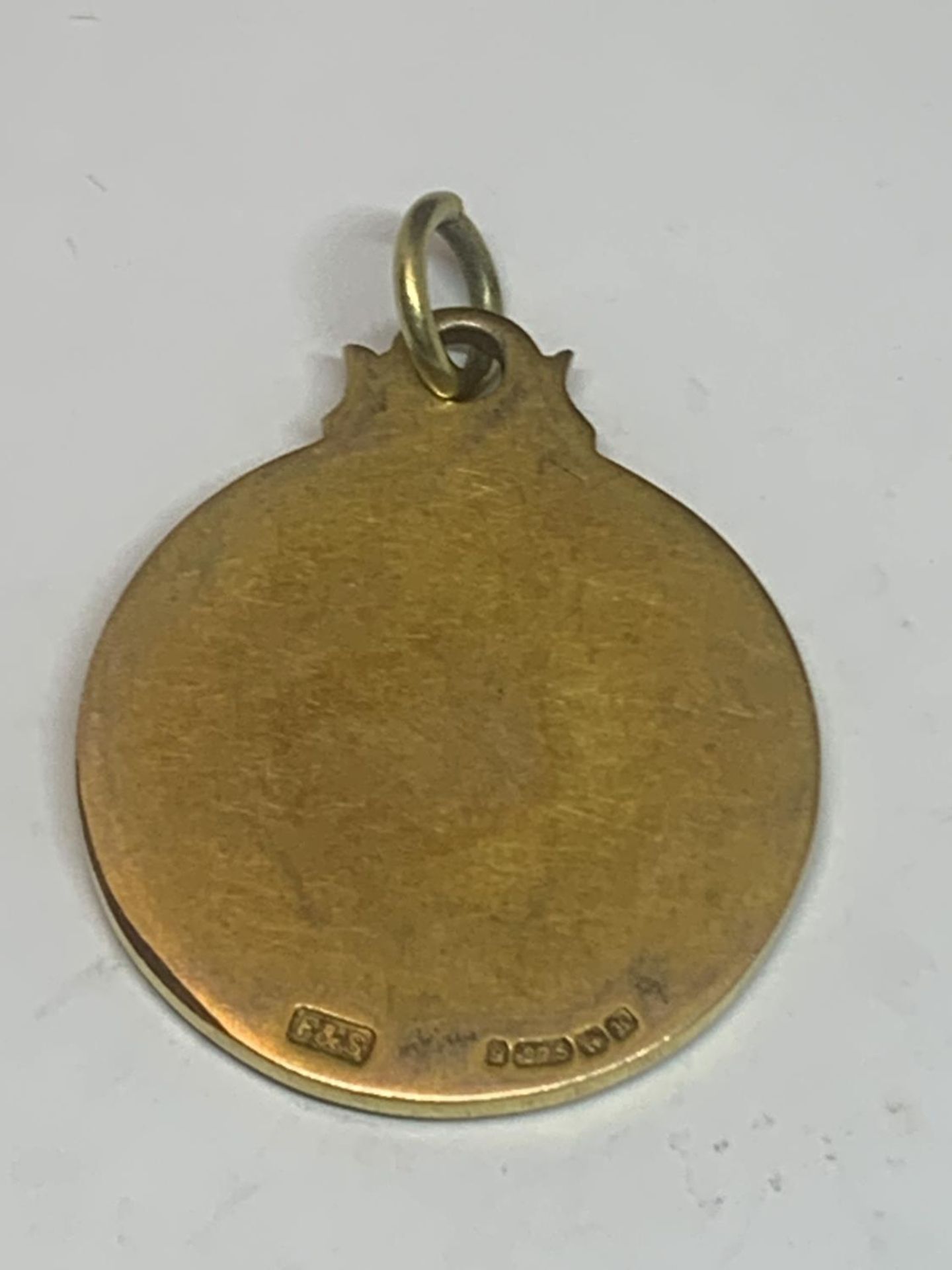 A HALLMARKED 9 CARAT GOLD LANCASHIRE COUNTY RUGBY LEAGUE SENIOR CUP MEDAL GROSS WEIGHT 17.38 GRAMS - Image 2 of 4