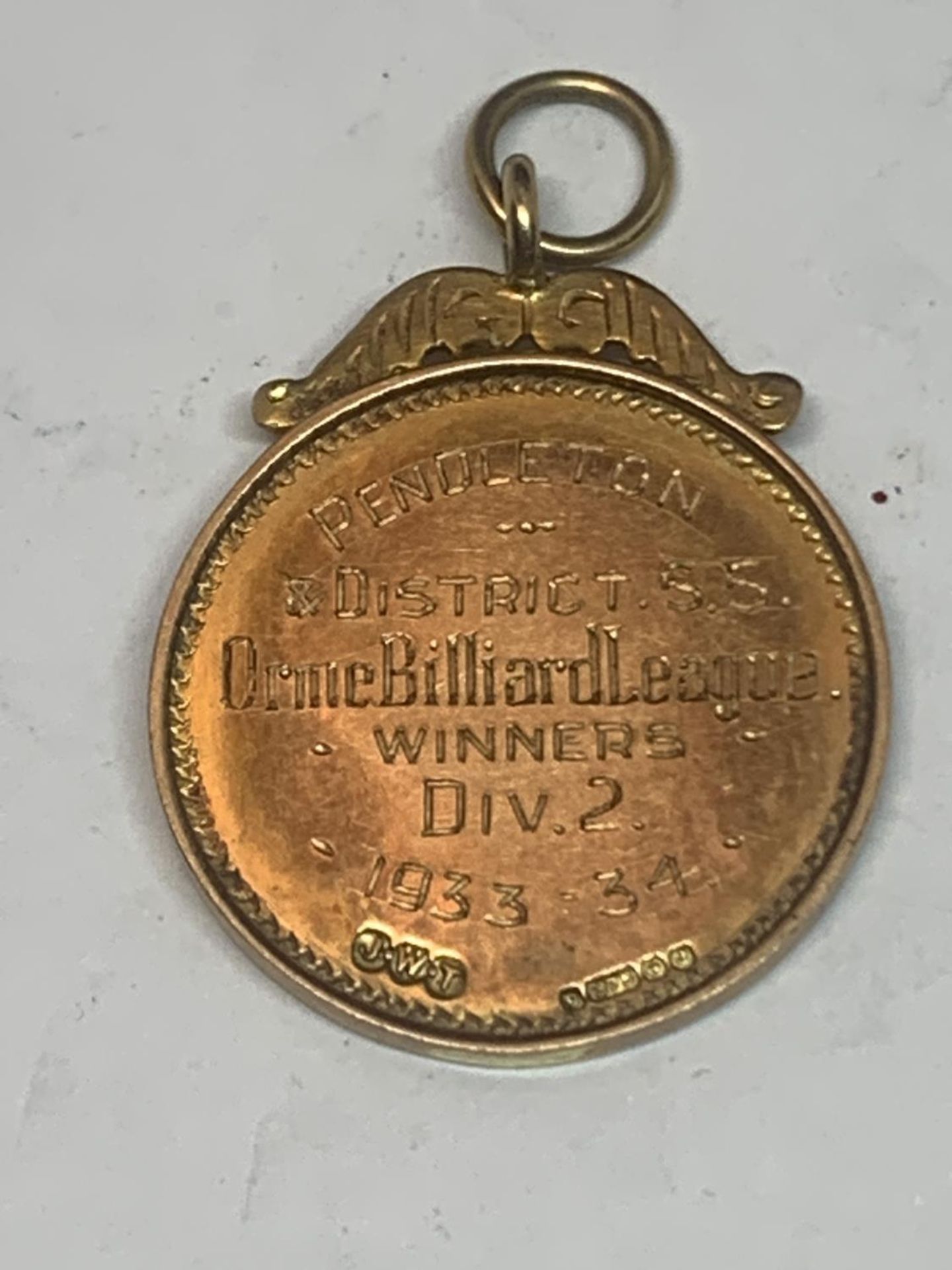 A HALLMARKED 9 CARAT GOLD PENDLETON DISTRICT ORME BILLIARD LEAGUE WINNERS DIV 2 1933-34 MEDAL