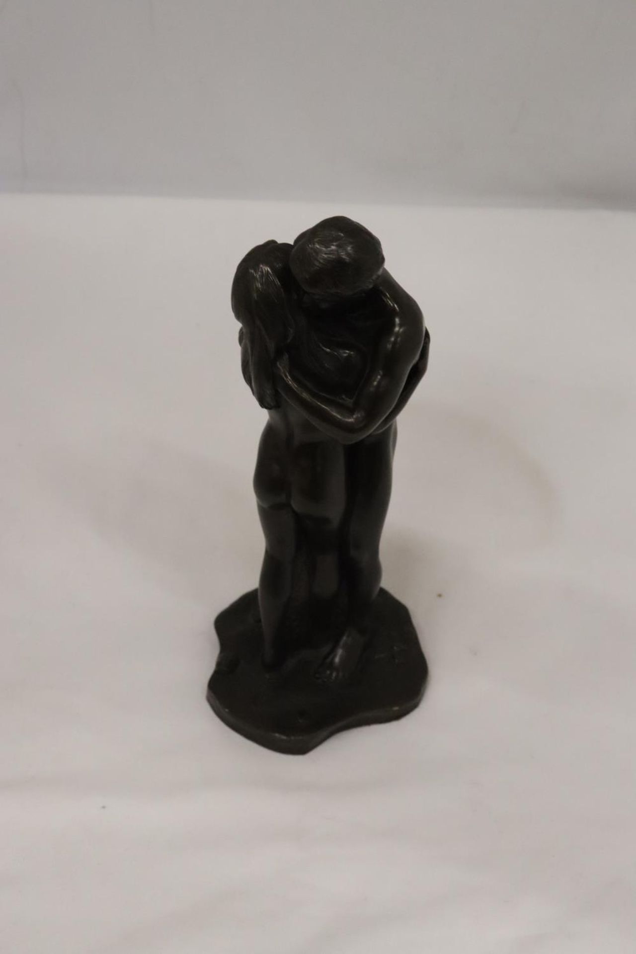 A FIGURINE 'THE LOVERS', HEIGHT 23CM - Image 5 of 5