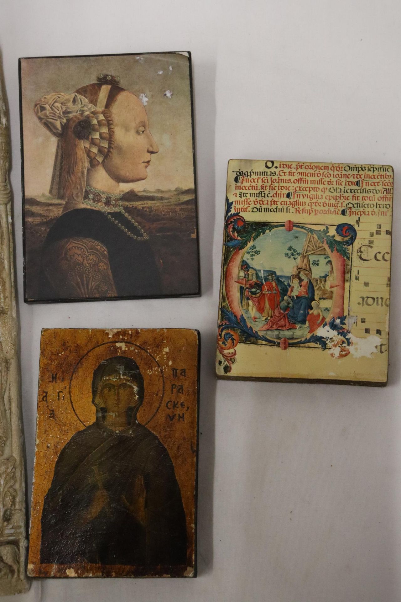 A QUANTITY OF ITEMS TO INCLUDE A STONE PANEL WITH RELIGIOUS CARVING, WALL PLAQUES AND A LANCASHIRE - Image 5 of 6