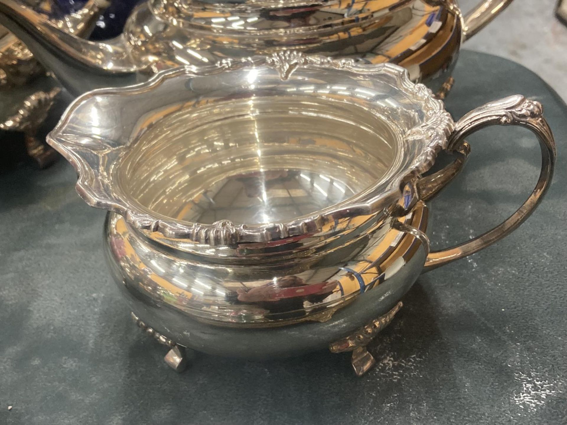 A VINTAGE SILVER PLATED TEASET TO INCLUDE A TEAPOT, COFFEE POT, SUGAR BOWL AND CREAM JUG - Bild 3 aus 5