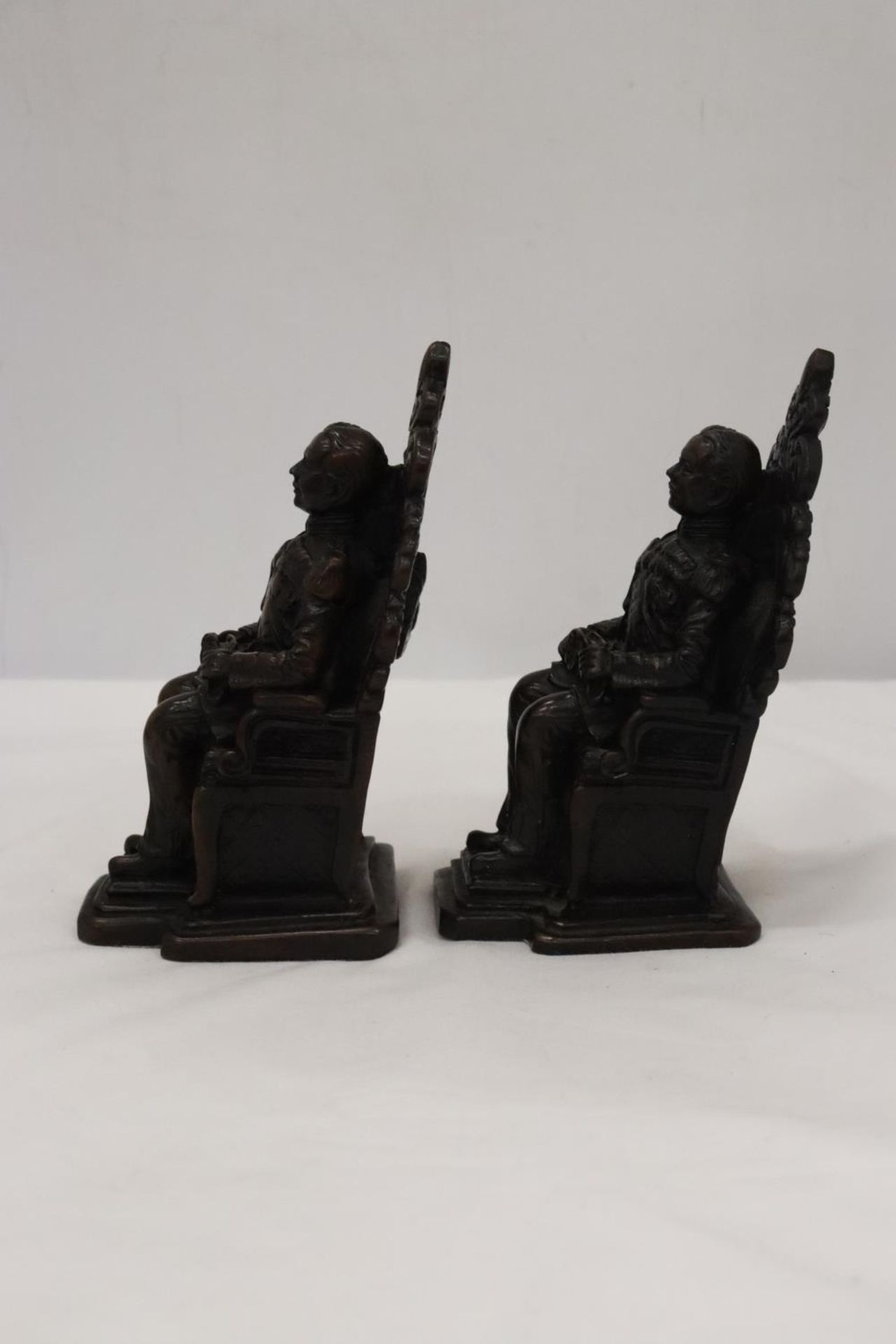 A PAIR OF VINTAGE MILITARY BOOK-ENDS, HEIGHT 16CM - Bild 2 aus 5