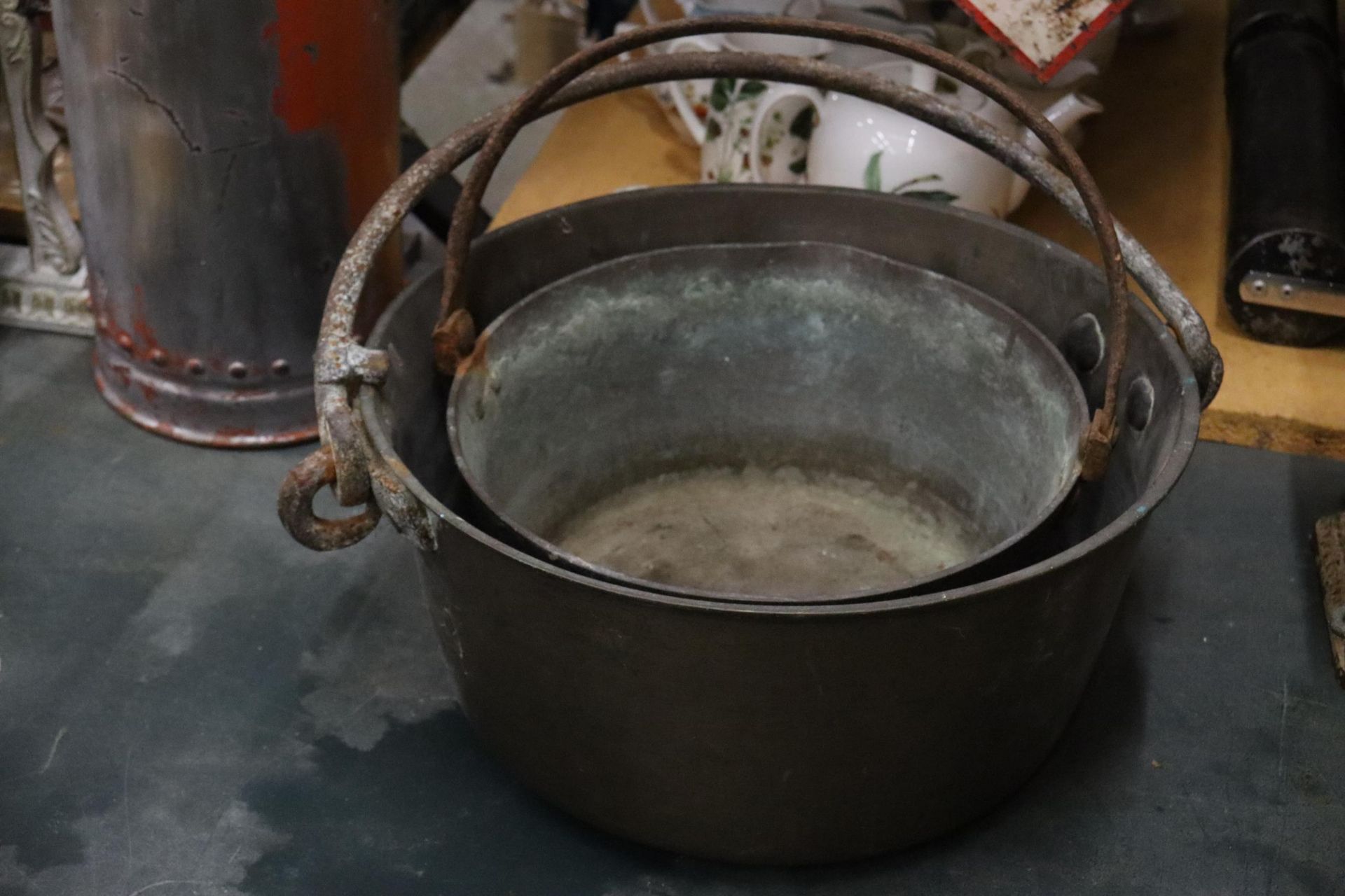 TWO LARGE HEAVY CAST PANS, A VINTAGE BRASS LAMP - A/F AND A SMALL CHURN - Image 10 of 11