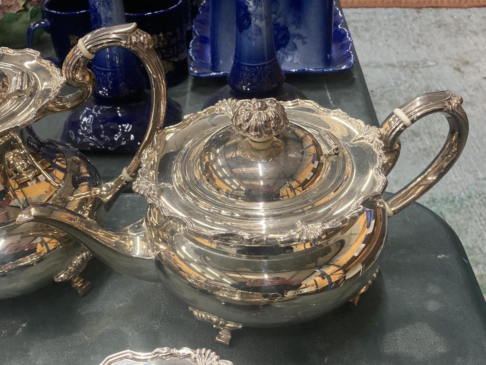 A VINTAGE SILVER PLATED TEASET TO INCLUDE A TEAPOT, COFFEE POT, SUGAR BOWL AND CREAM JUG - Bild 4 aus 5