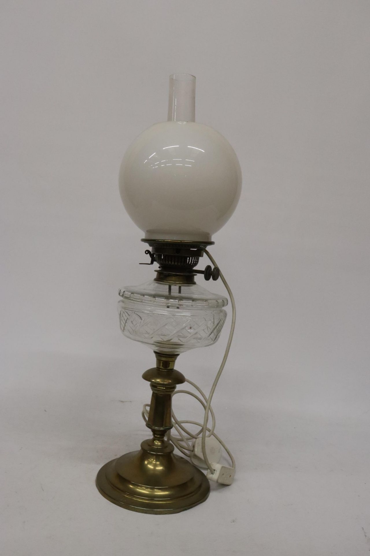A 19TH CENTURY OIL LAMP CONVERTED TO ELECTRIC WITH A BRASS BASE, CLEAR CUT GLASS RESERVOIR, MILK - Image 2 of 8