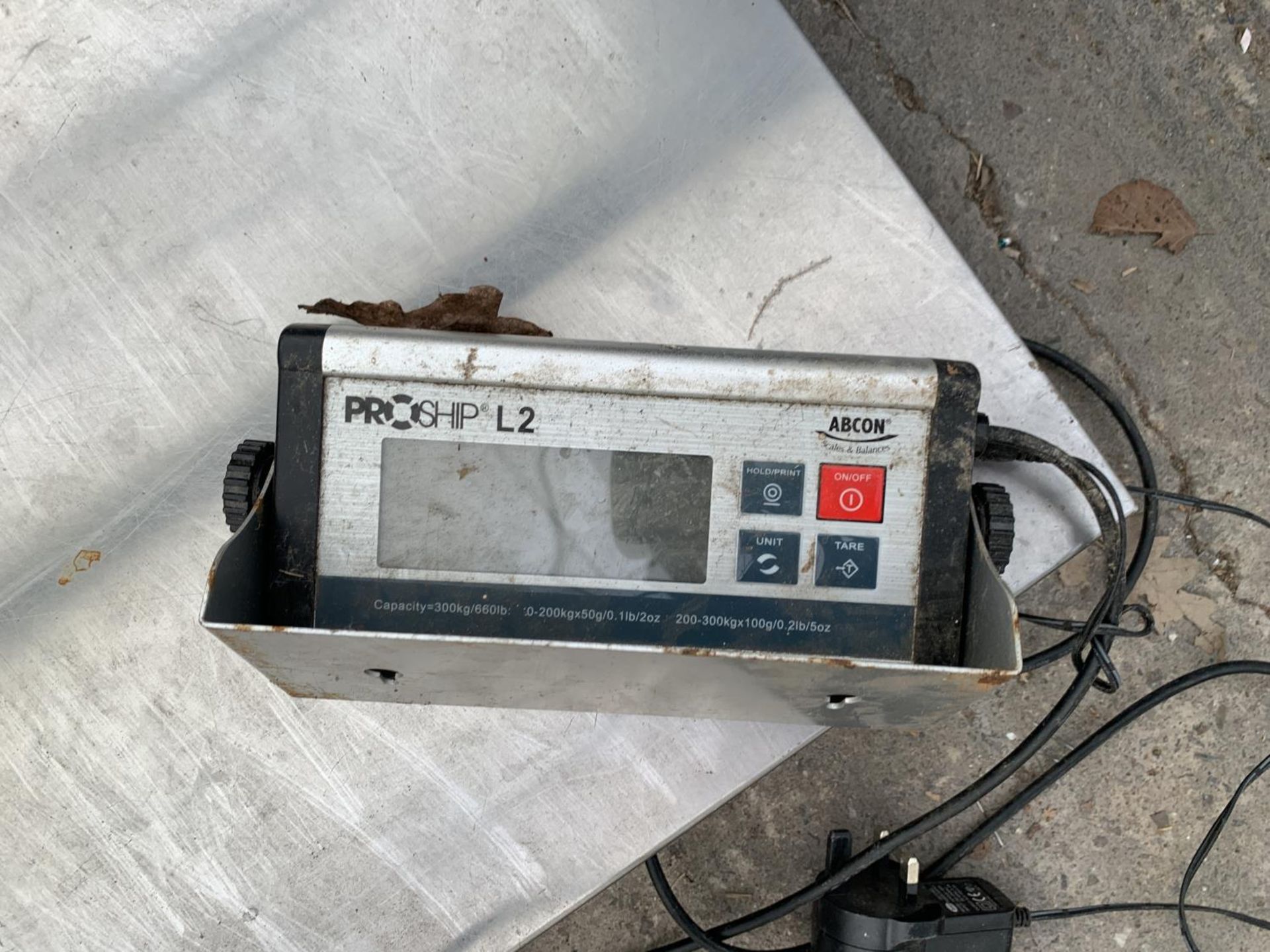 A SET OF ELECTRIC WEIGH SCALES WITH DIGITAL SCREEN - Bild 2 aus 2