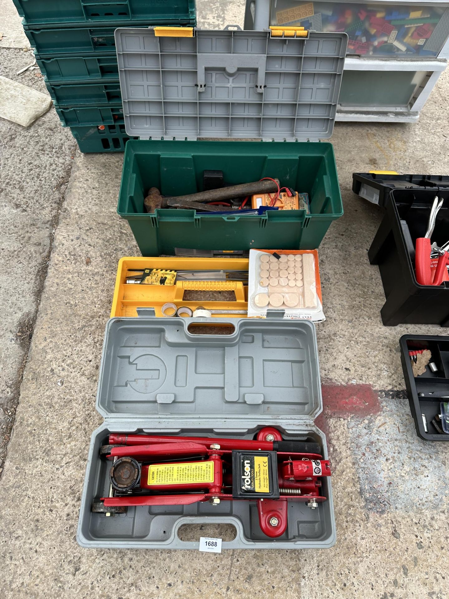 A PLASTIC TOOL BOX WITH AN ASSORTMENT OF TOOLS AND A ROLSON 2 TONNE TROLLEY JACK ETC