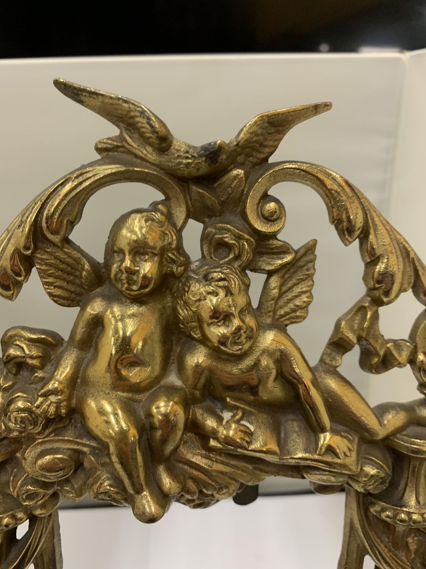 A DECORATIVE HEAVY BRASS FRAME WITH CHERUBS - Image 2 of 5