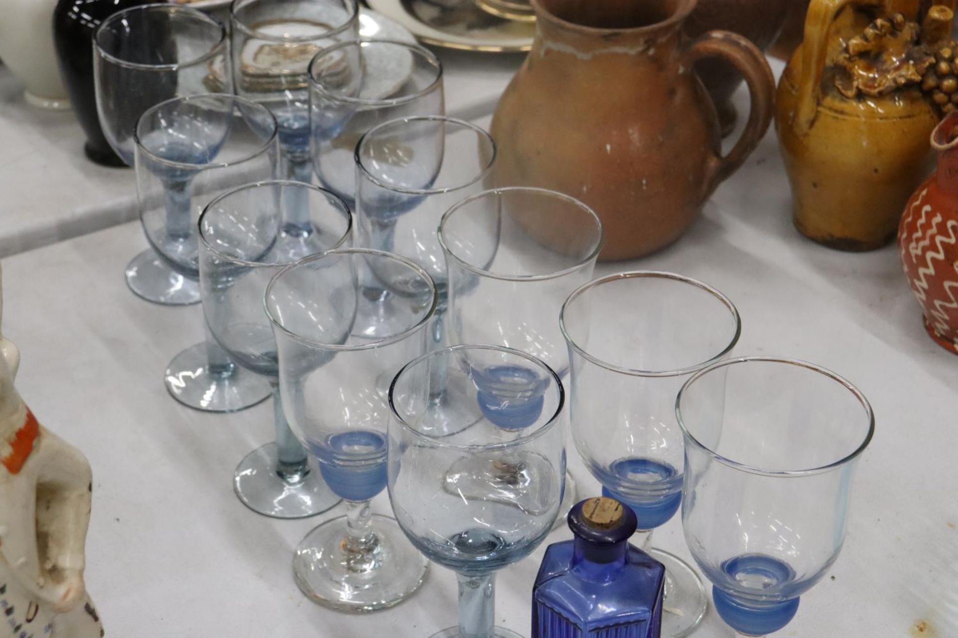 VARIOUS BLUE GLASS ITEMS TO INCLUDE GLASSES, BOWL AND BOTTLE - Image 8 of 8