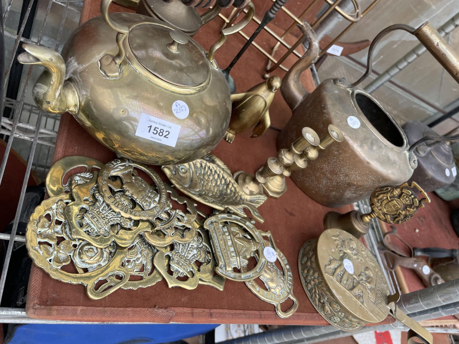 A LARGE ASSORTMENT OF BRASS WARE TO INCLUDE TWO KETTLES, HORSE BRASSES AND FIGURES ETC - Image 2 of 3