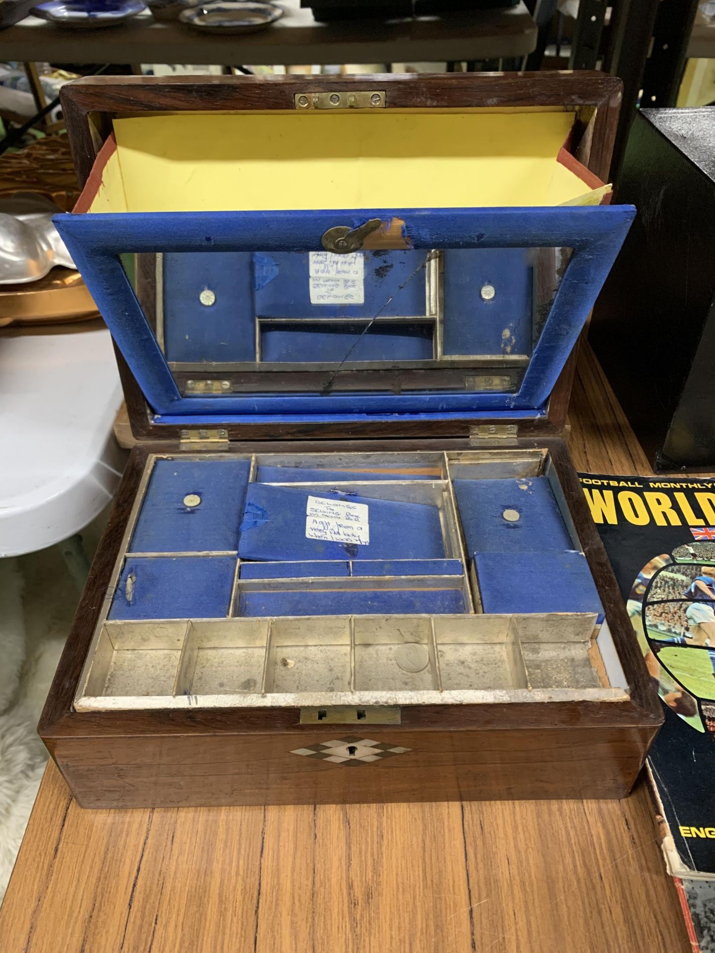 A VINTAGE MAHOGANY SEWING BOX WITH INNER COMPARTMENTS IN BLUE SILK AND A MIRROR - MIRROR A/F, INSIDE - Bild 5 aus 6