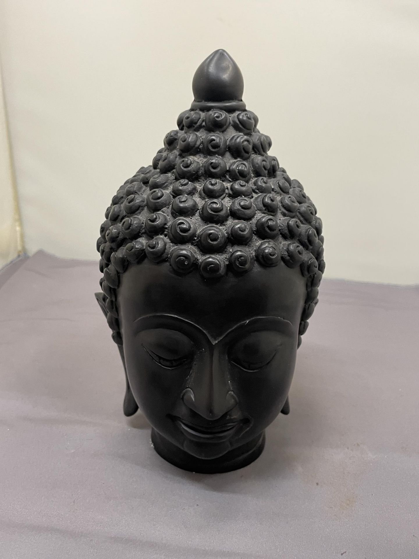 A HEAVY BUDDAH'S HEAD BUST, HEIGHT APPROX 19CM