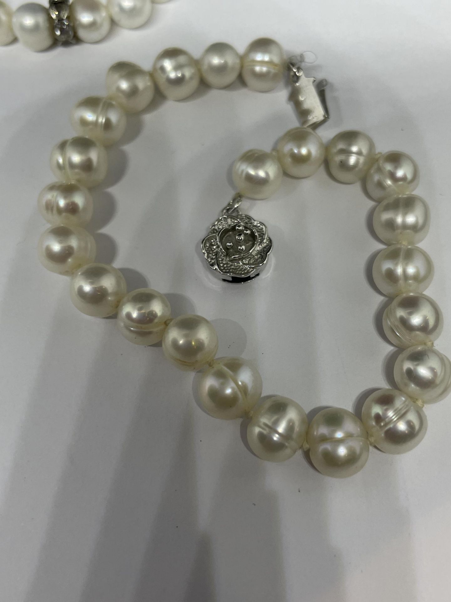 A ROSANTICA MILANO FRESH WATER PEARLS NECKLACE AND THREE BRACELETS - Image 6 of 7