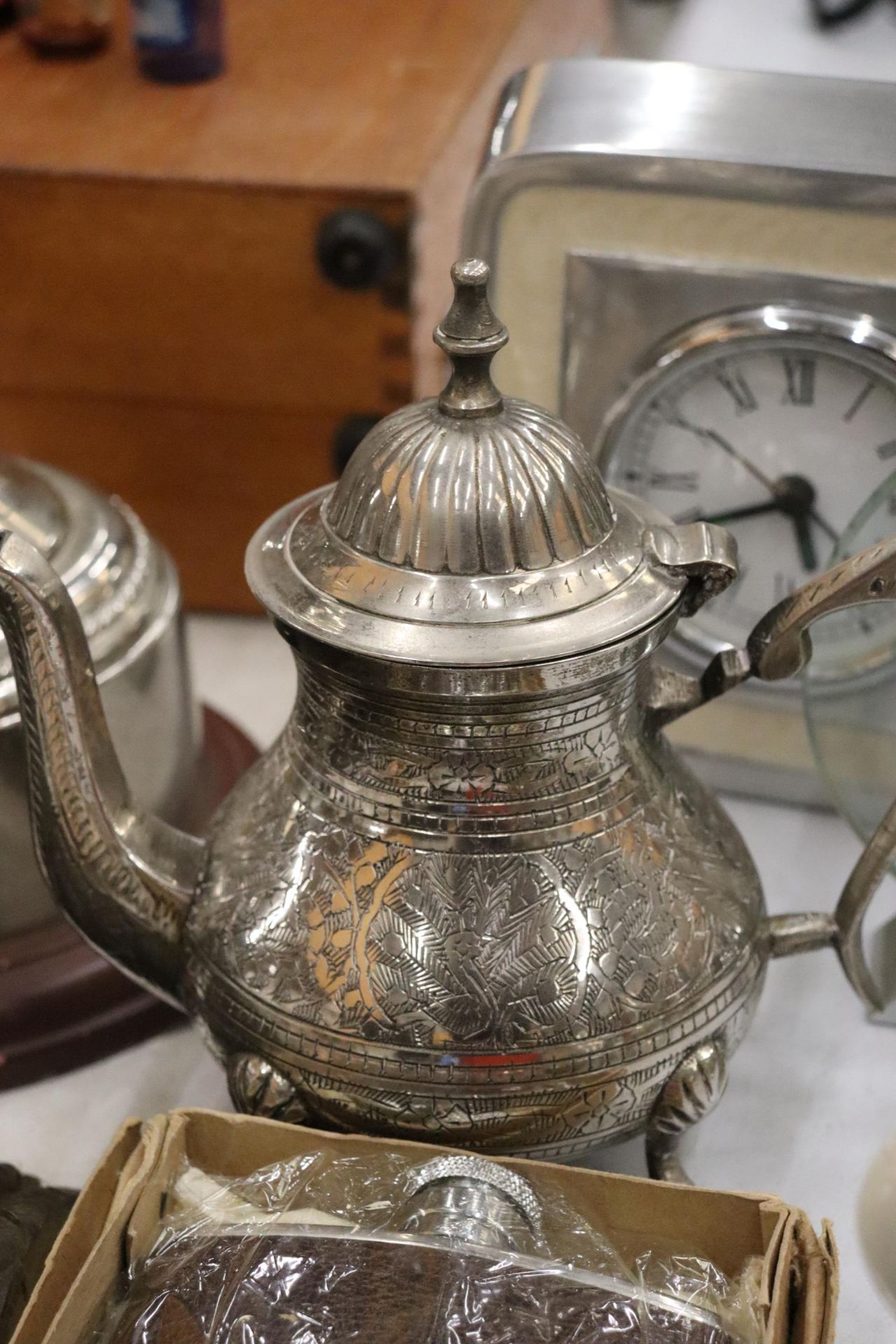 A QUANTITY OF SILVER PLATED ITEMS TO INCLUDE A TEAPOT, TANKARDS, A TROPHY, HIP FLASK, CLOCKS, ETC - Image 10 of 12