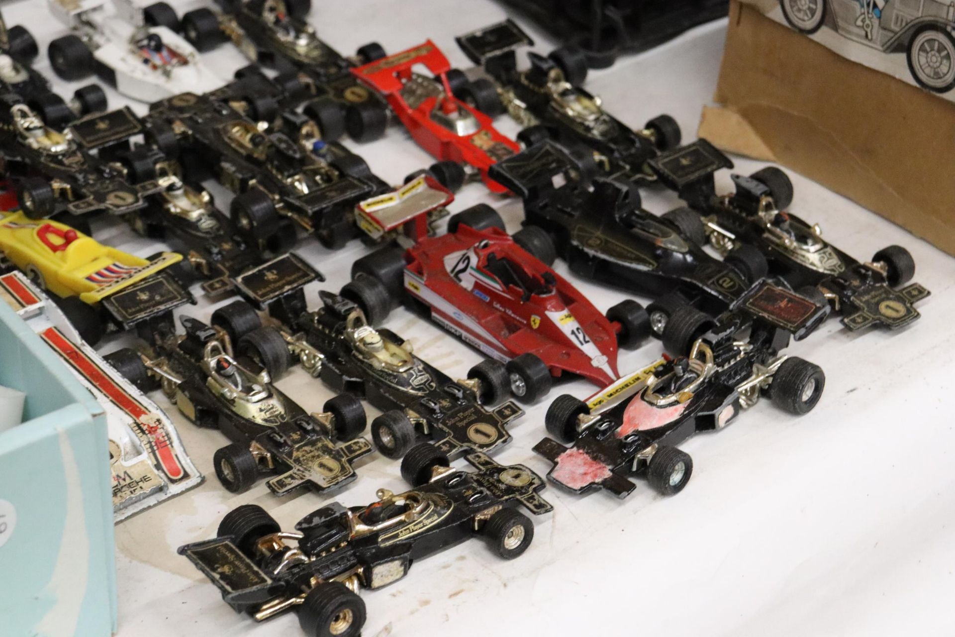 A LARGE QUANTITY OF VINTAGE DIE-CAST CORGI AND MATCHBOX F1 RACING CARS - Image 9 of 9