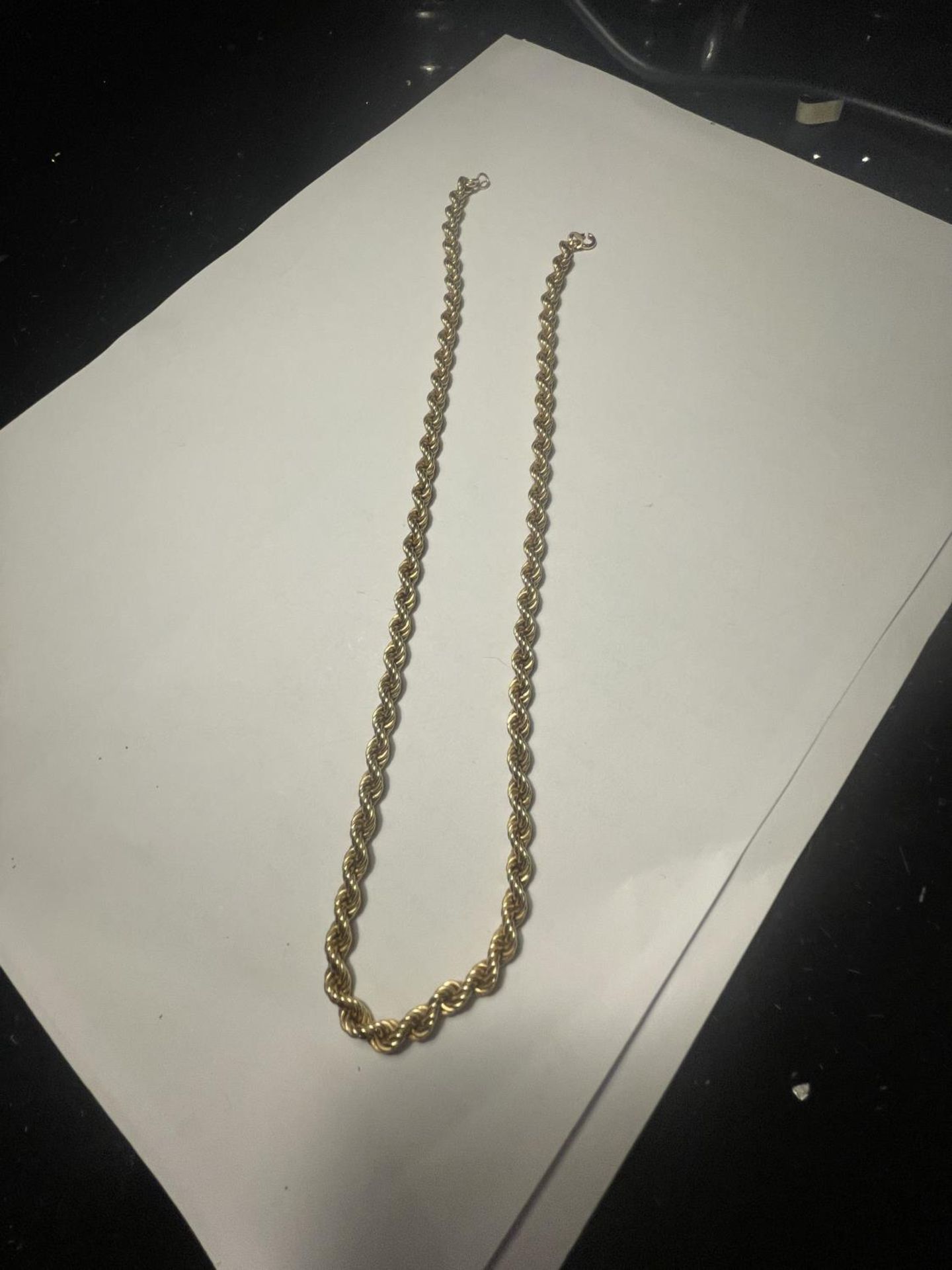 A 9 CARAT GOLD ROPE NECKLACE MARKED 375 (CLASP A/F) GROSS WEIGHT 9.7 GRAMS - Image 4 of 5