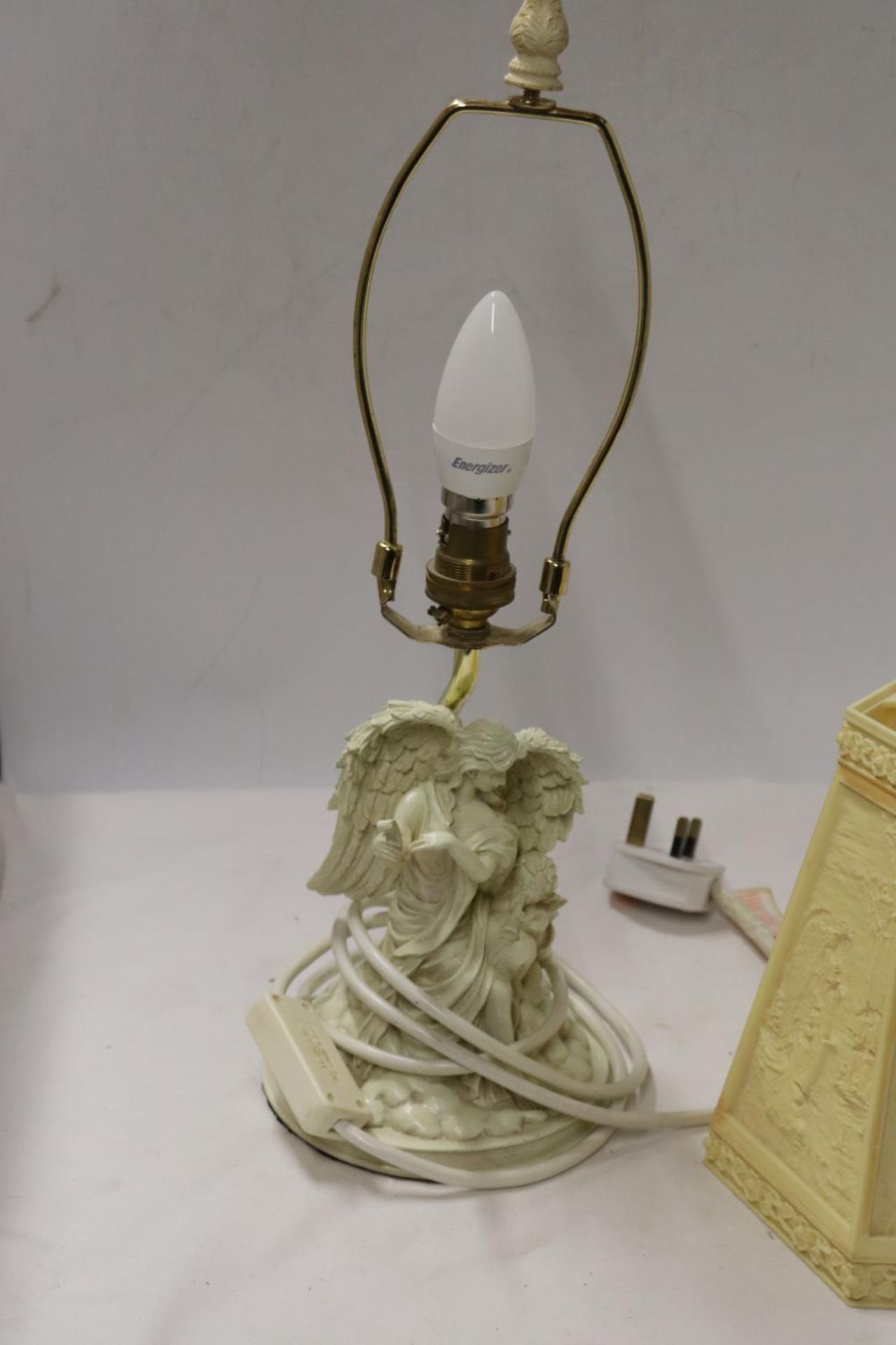 A TABLE LAMP WITH A CLASSICAL FIGURE TO THE BASE AND LAMP SHADE - Bild 3 aus 6