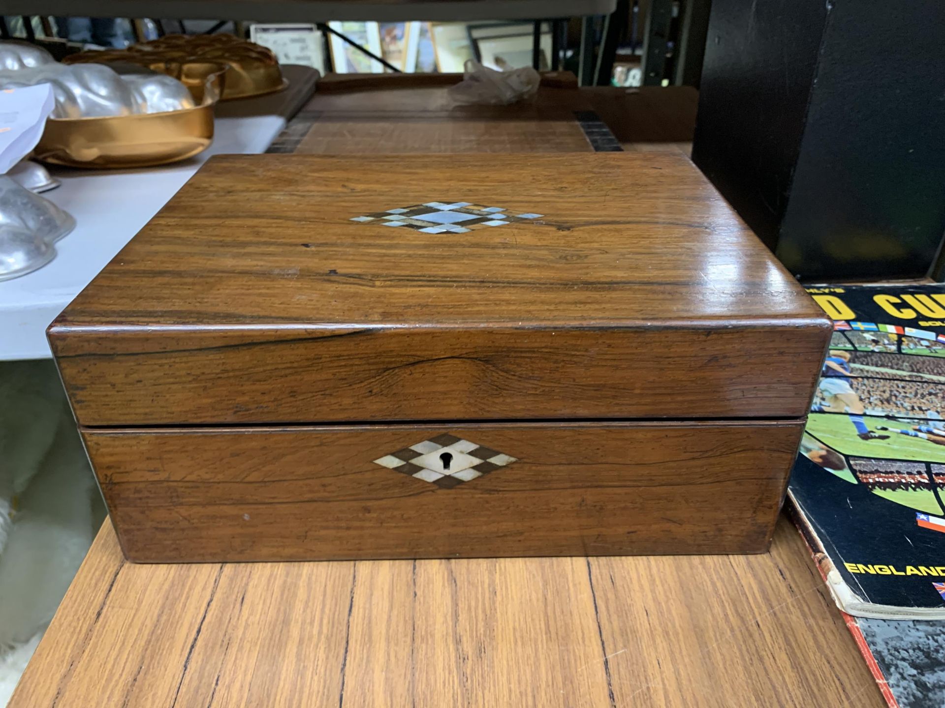 A VINTAGE MAHOGANY SEWING BOX WITH INNER COMPARTMENTS IN BLUE SILK AND A MIRROR - MIRROR A/F, INSIDE - Bild 2 aus 6