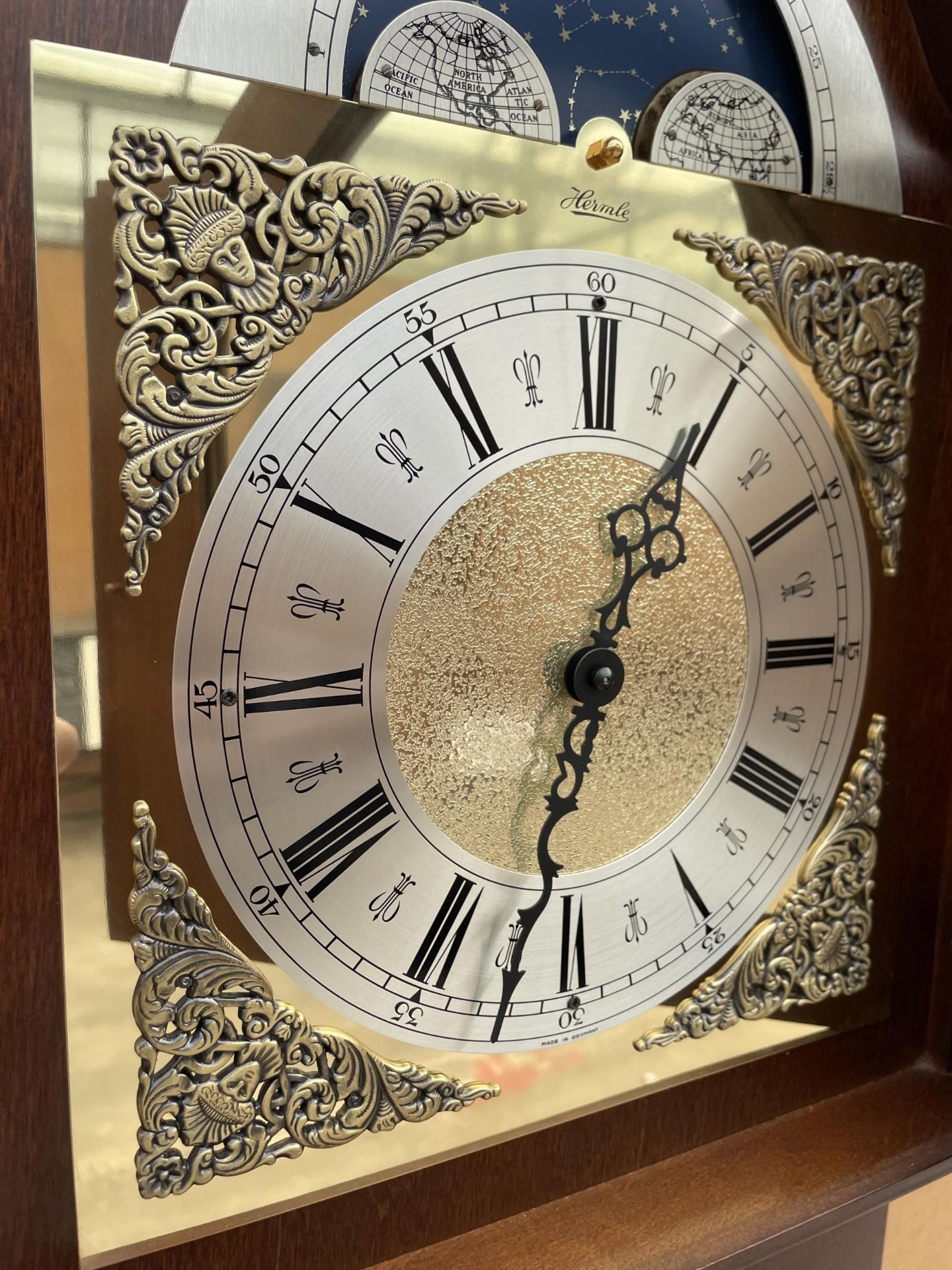 A MODERN HERMLE LONGCASE CLOCK WITH THREE WEIGHTS AND GLASS DOOR - Bild 4 aus 4