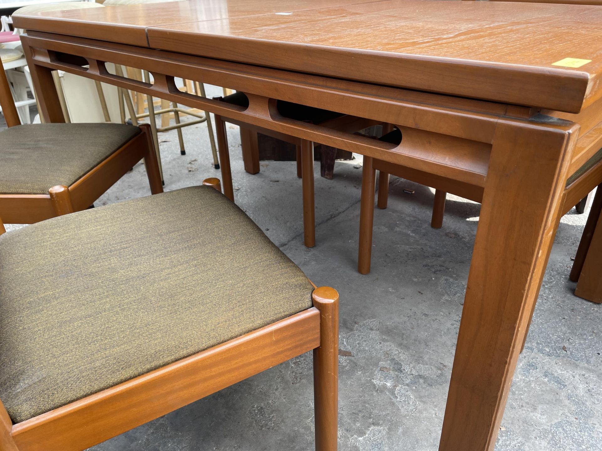 A RETRO TEAK EXTENDING DINING TABLE 60" X 33" (LEAF 18") AND FOUR DINING CHAIRS - Image 6 of 6