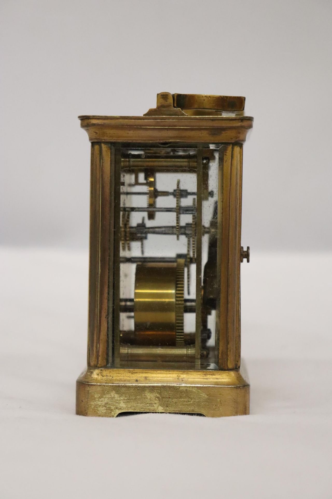 A VINTAGE BRASS CARRIAGE CLOCK WITH BEVELED GLASS SECTIONS TO REVEAL UPPER ESCAPEMENT AND INNER - Bild 2 aus 5