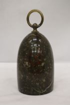 A VERY HEAVY STONE DOORSTOP WITH A BRASS HANDLE, BELIEVED TO BE MADE FROM CORNISH SERPENTINE FROM