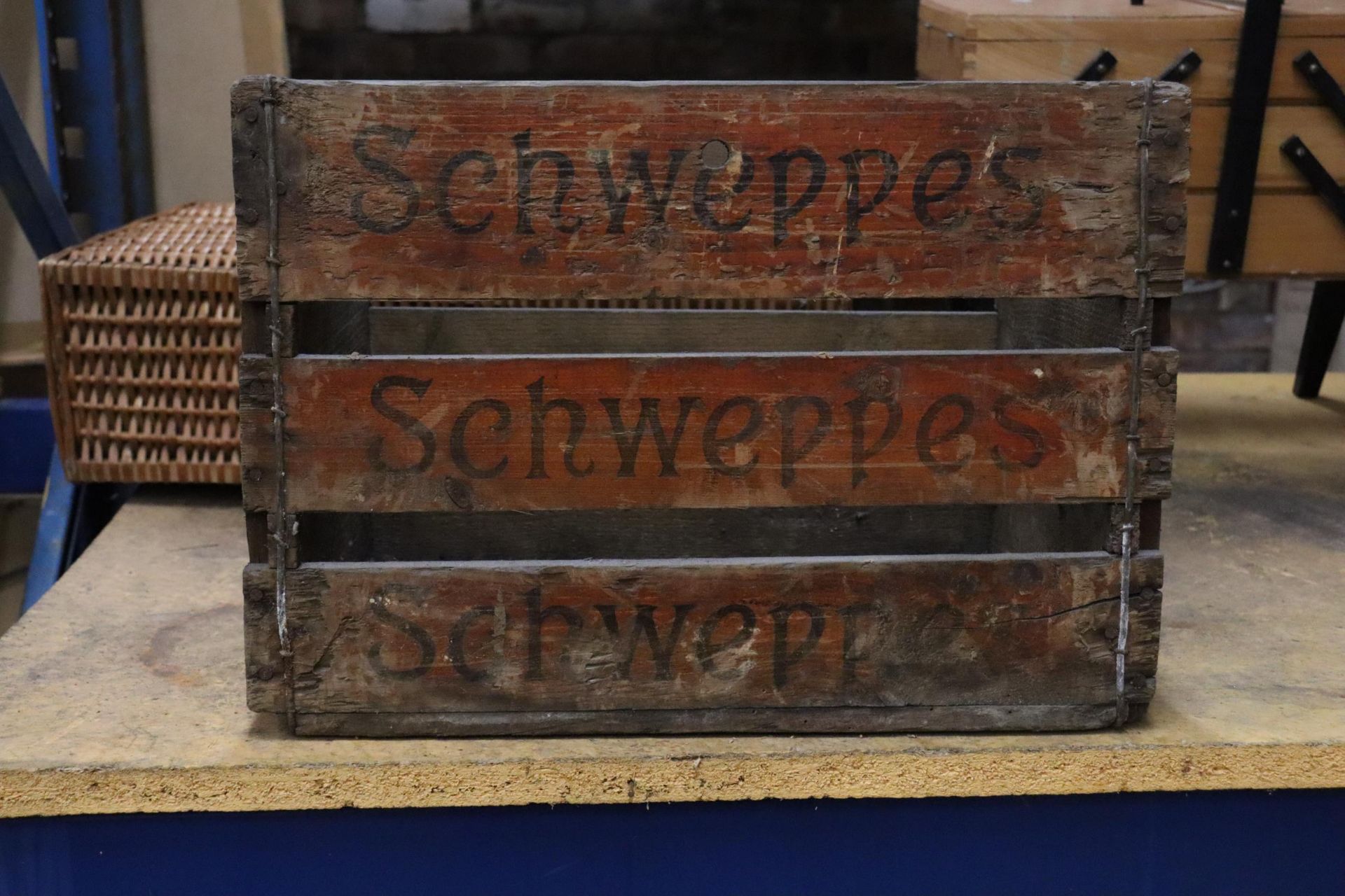 A VINTAGE SCHWEPPES WOODEN BOTTLE CRATE - Bild 4 aus 5