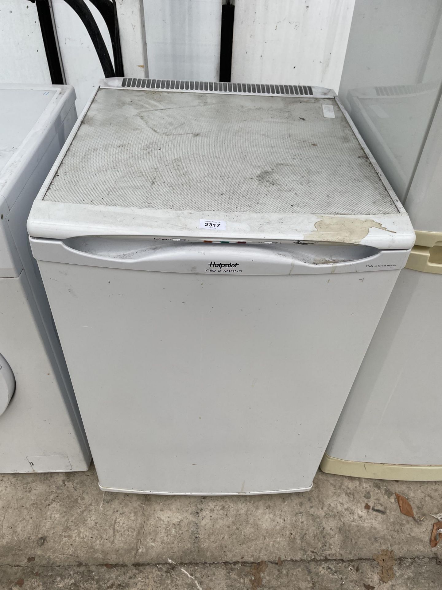 A WHITE HOTPOINT UNDERCOUNTER FREEZER